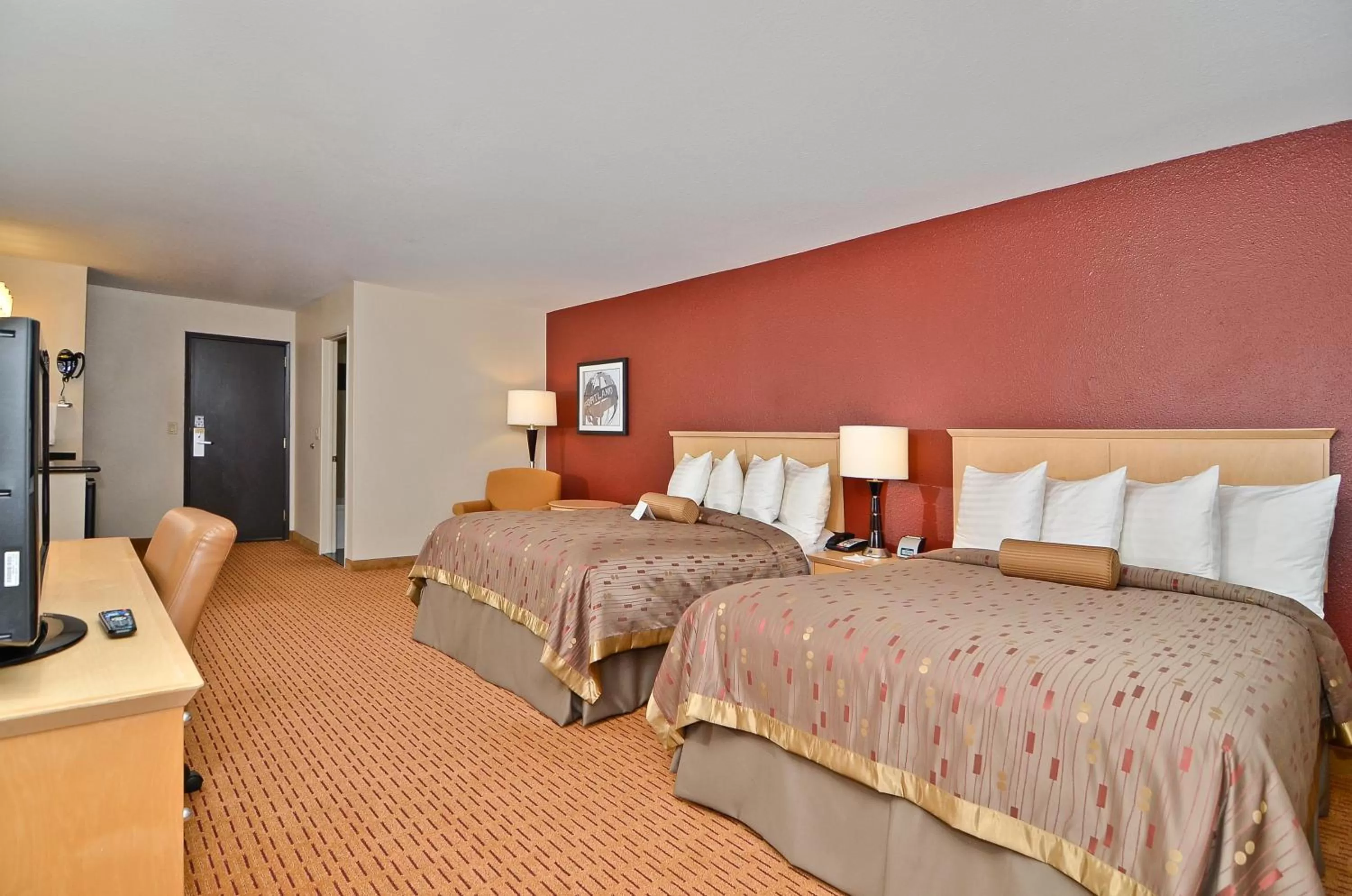 Photo of the whole room, Bed in Clackamas Inn and Suites