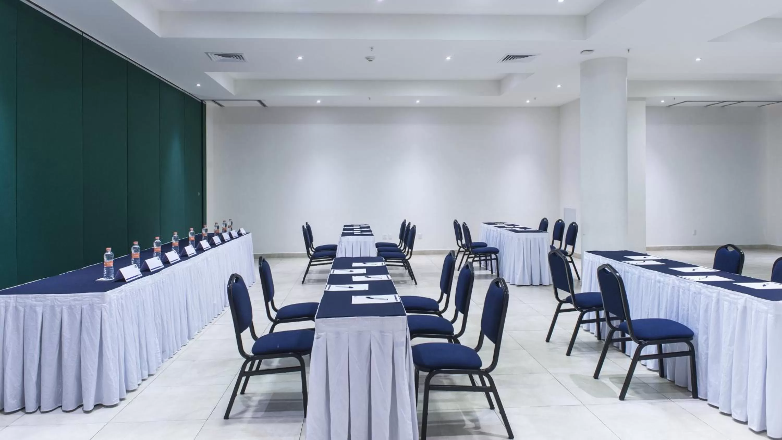 Meeting/conference room in Holiday Inn Express Xalapa by IHG