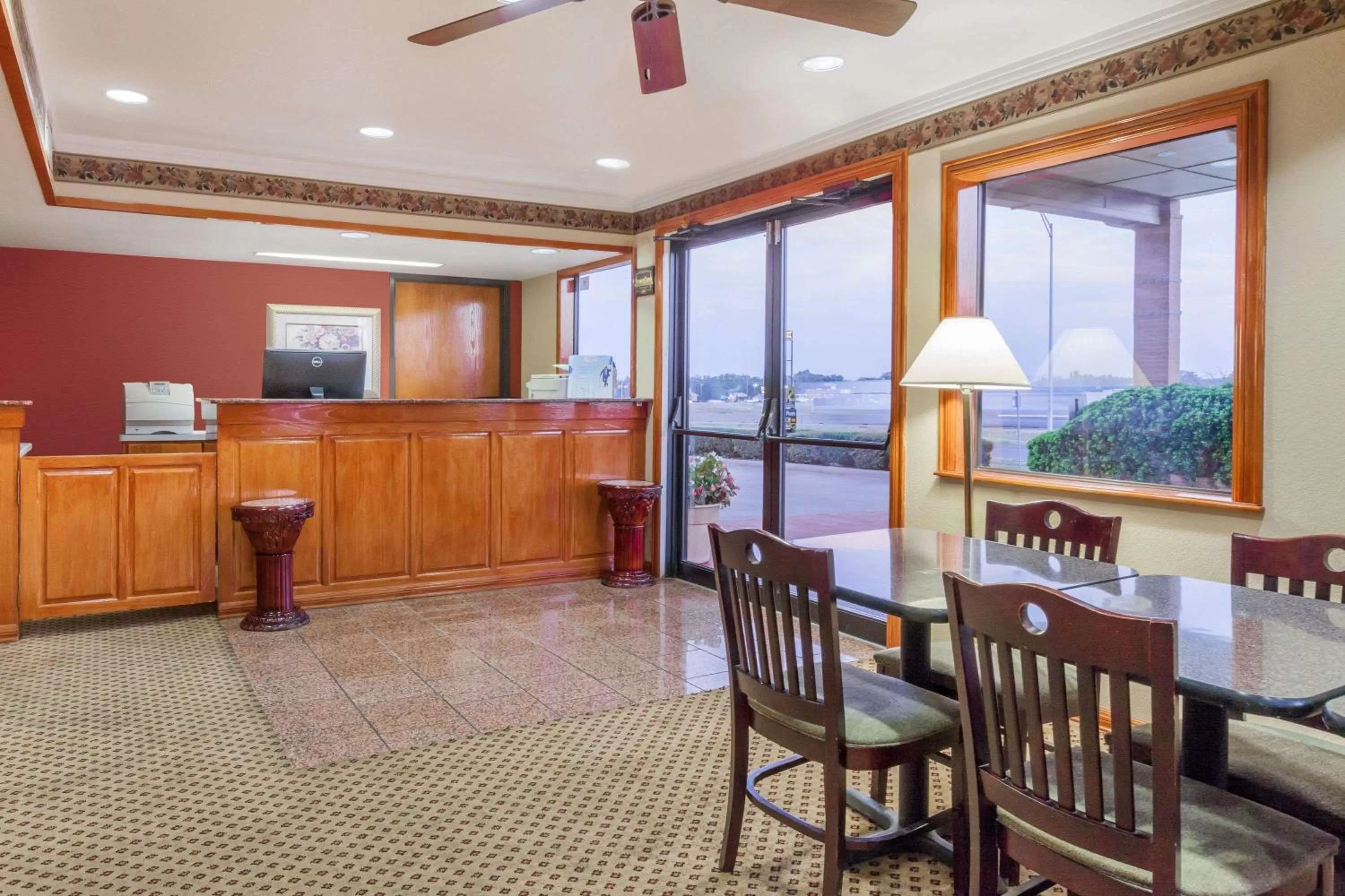 Lobby or reception in Super 8 by Wyndham Mount Vernon