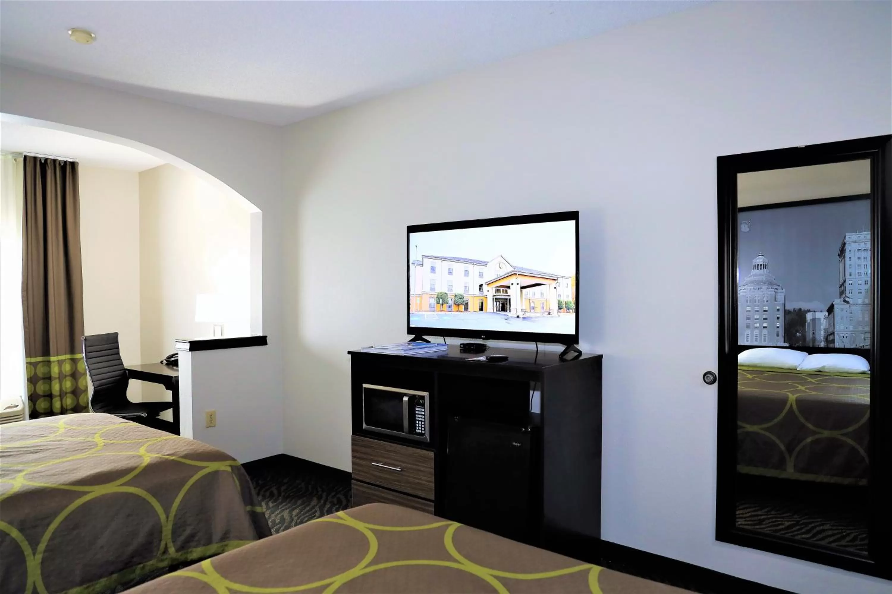 TV and multimedia, Bed in Super 8 by Wyndham High Point/Greensboro