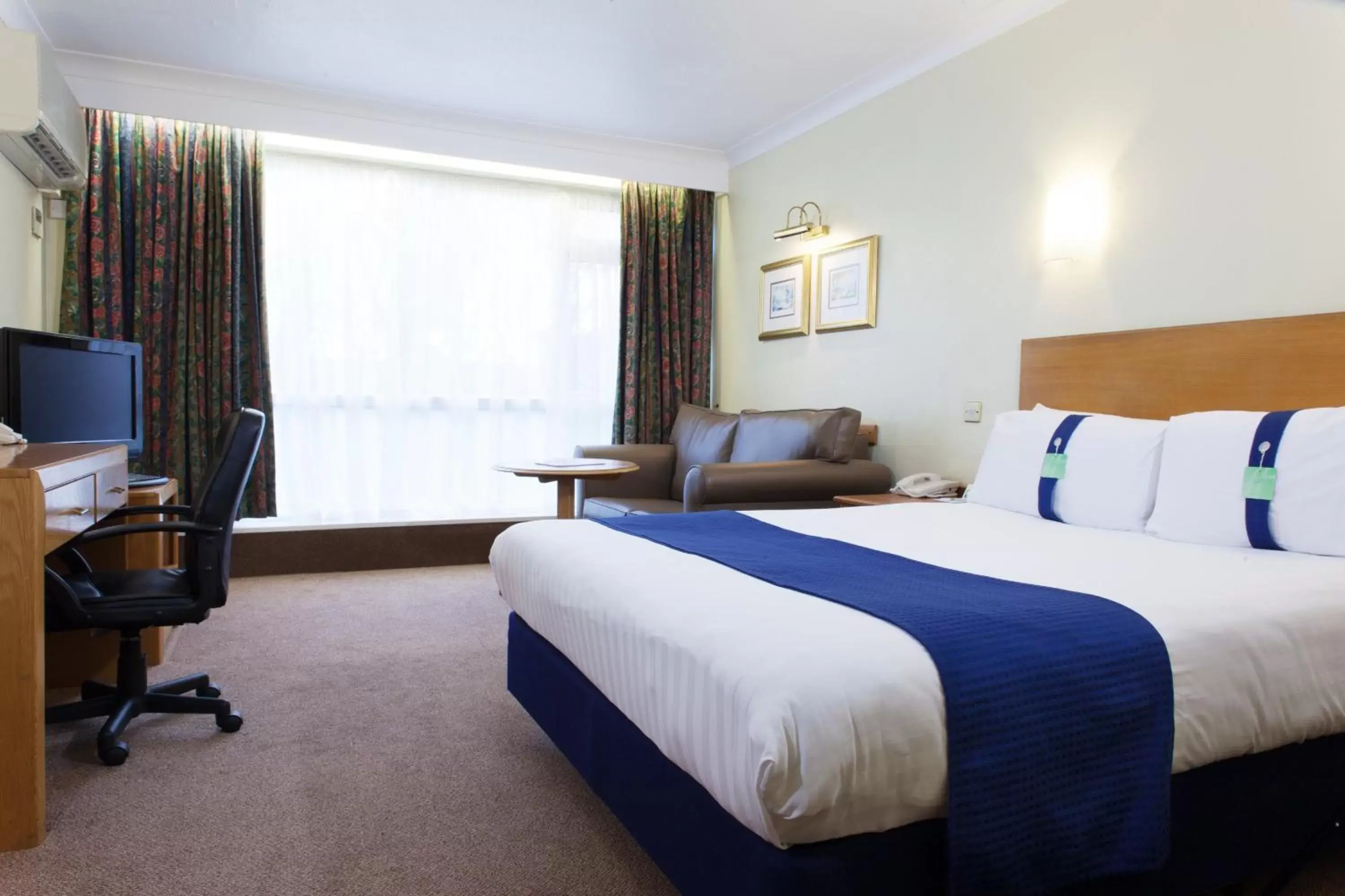 Standard Double Room with Sofa Bed in Holiday Inn Newport by IHG Standard Double Room with Sofa Bed in Holiday Inn Newport by IHG