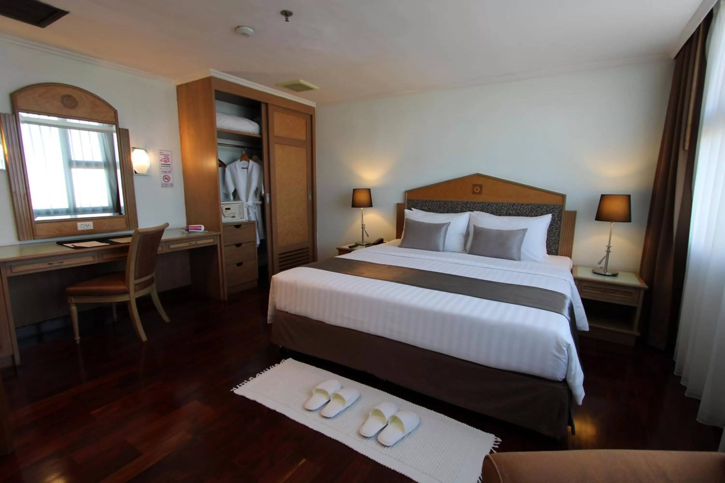 Bedroom, Bed in Grand Tower Inn Rama 6