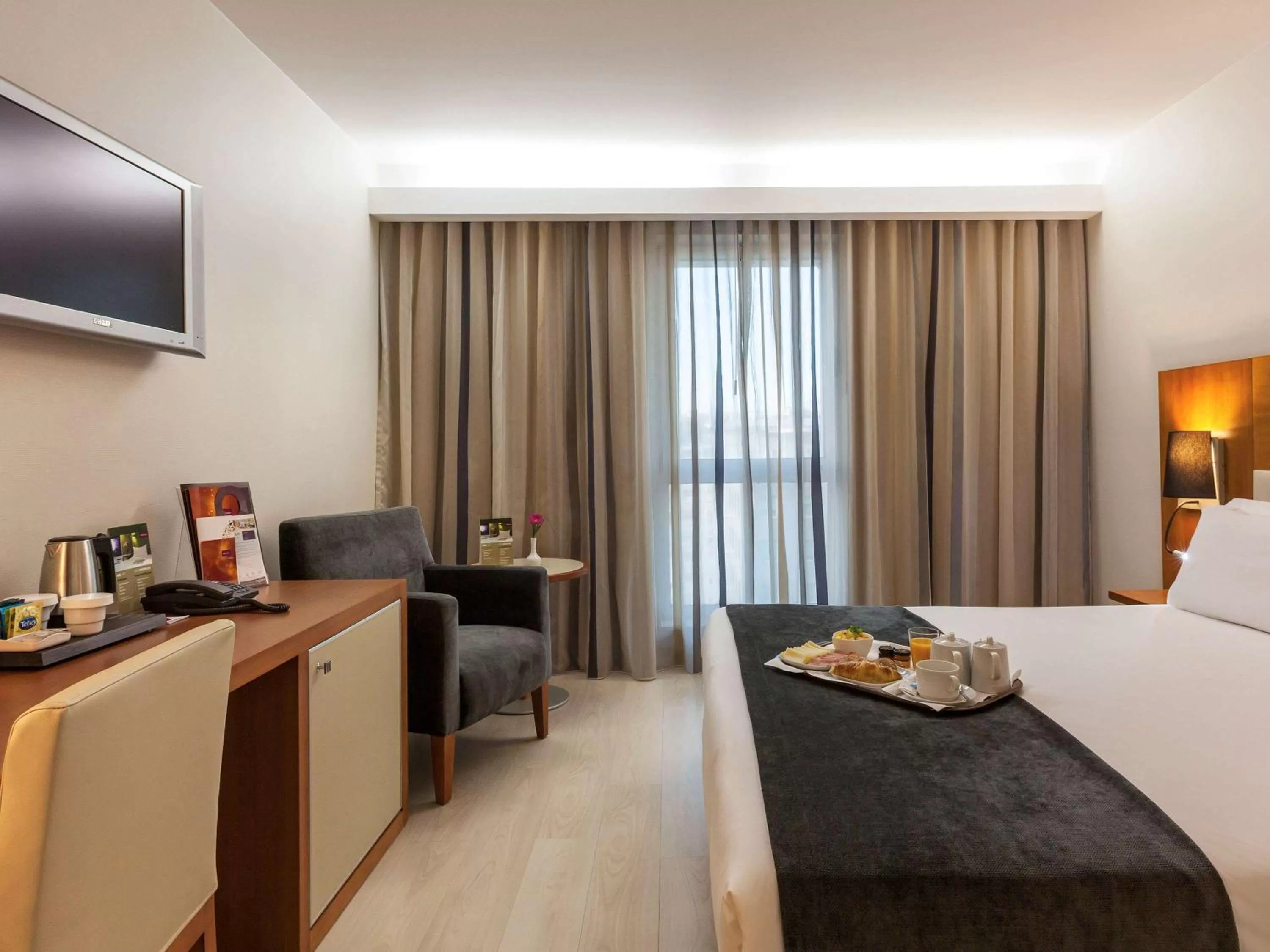 Photo of the whole room, Bed in Hotel Mercure Lisboa