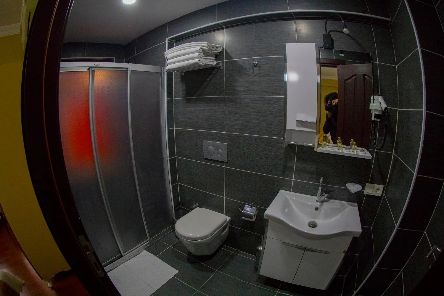 Bathroom in Ramparts Hotel