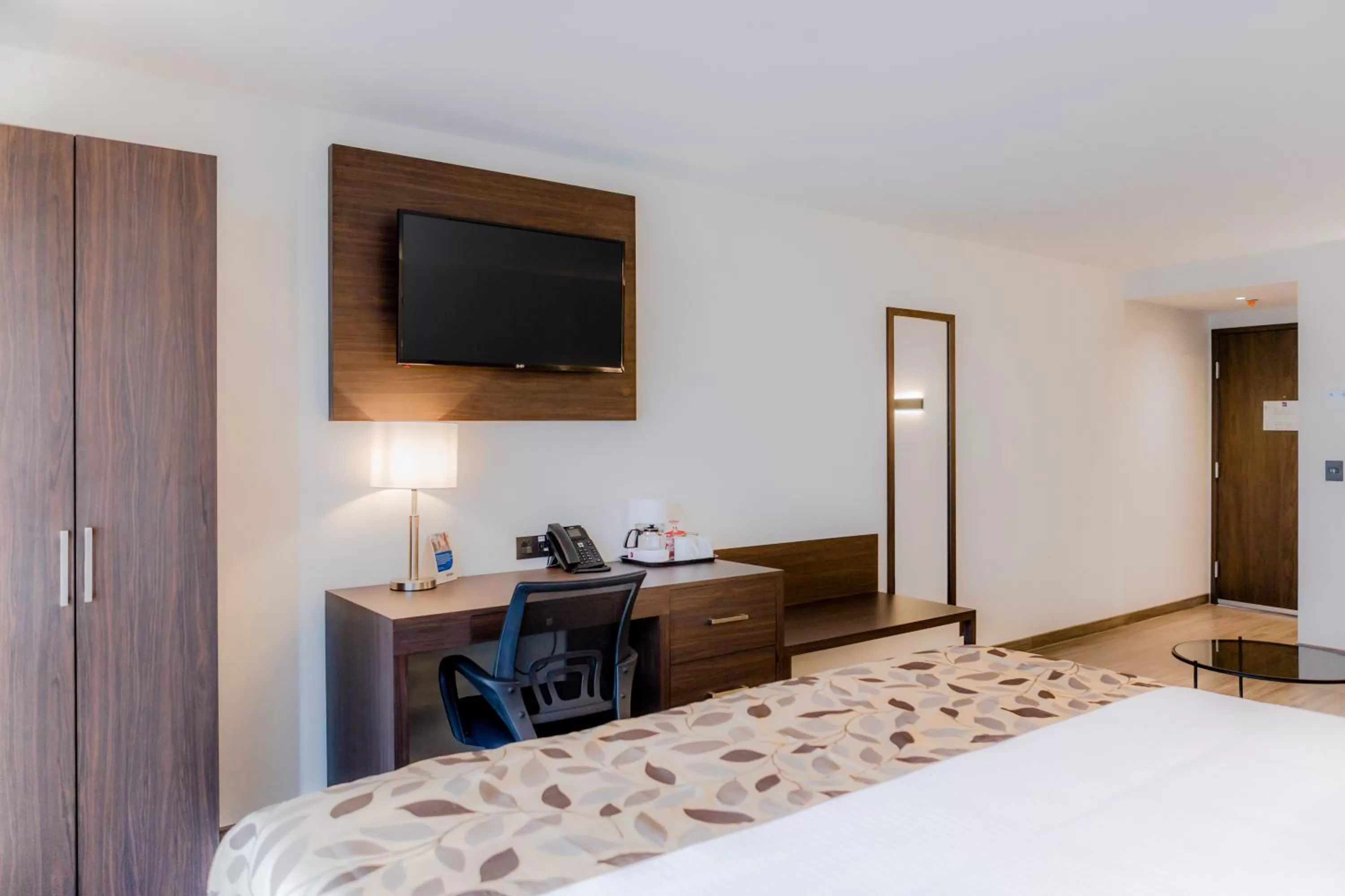 TV and multimedia, Bed in Sleep Inn Guadalajara Galerias