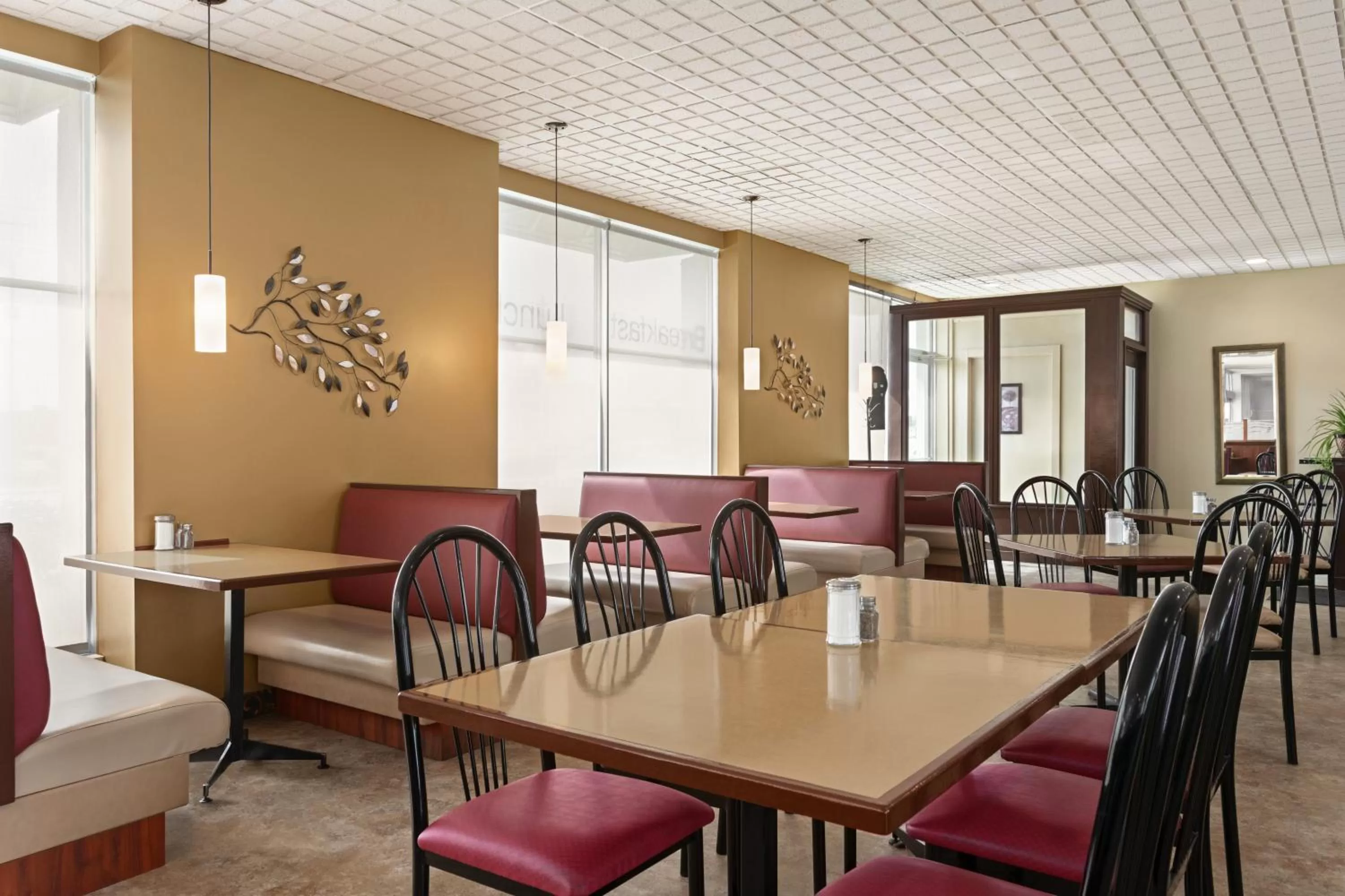 Restaurant/places to eat in Days Inn by Wyndham London