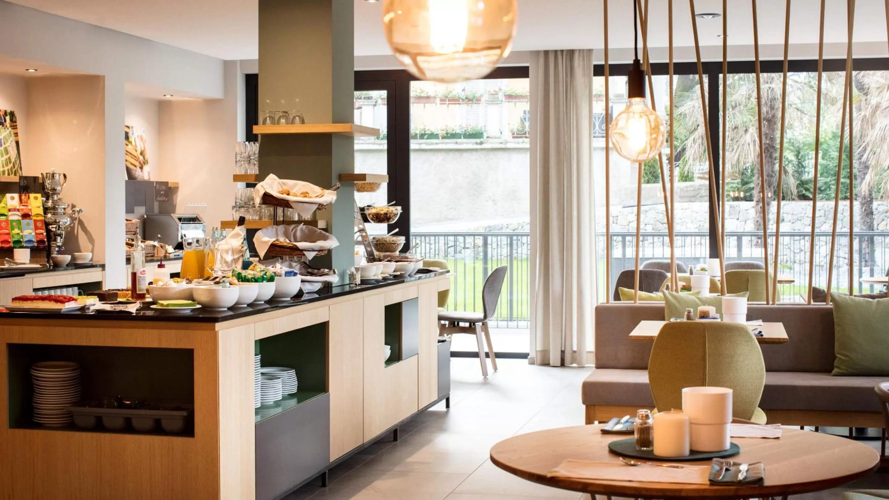 Restaurant/places to eat in Flora Hotel & Suites