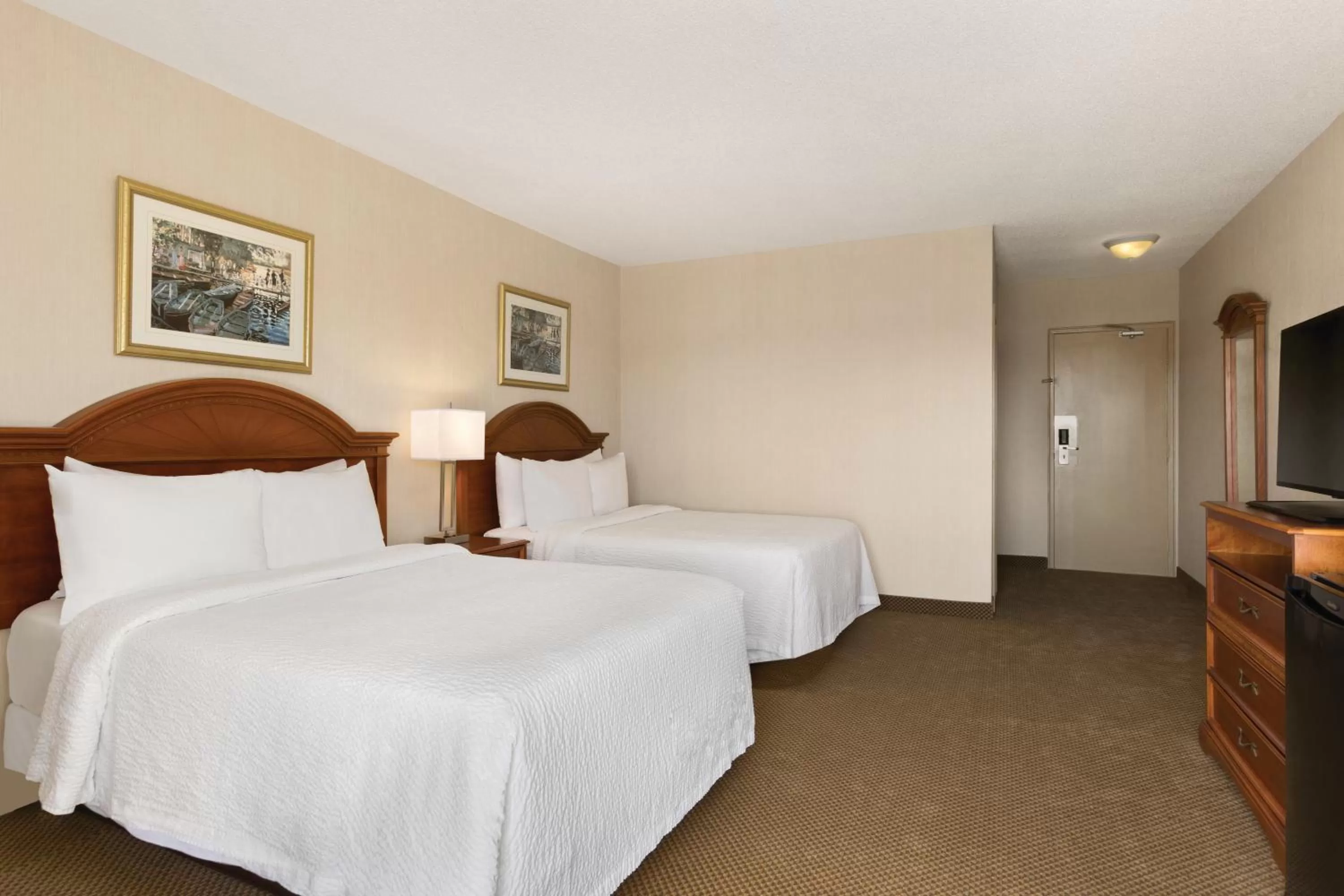 Photo of the whole room, Bed in Days Inn by Wyndham London