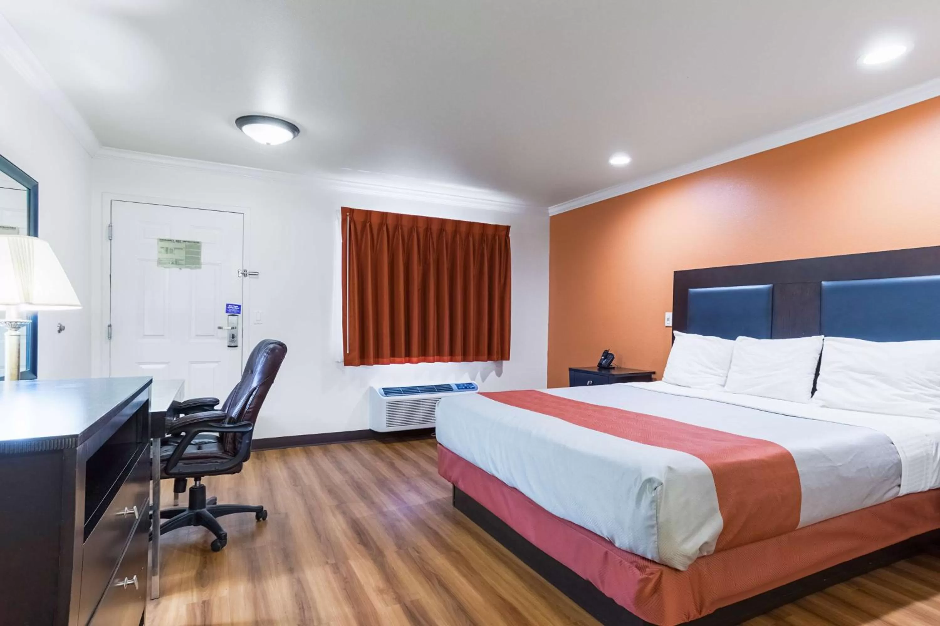 Superior King Room - Non-Smoking in Motel 6-Mojave, CA - Airport