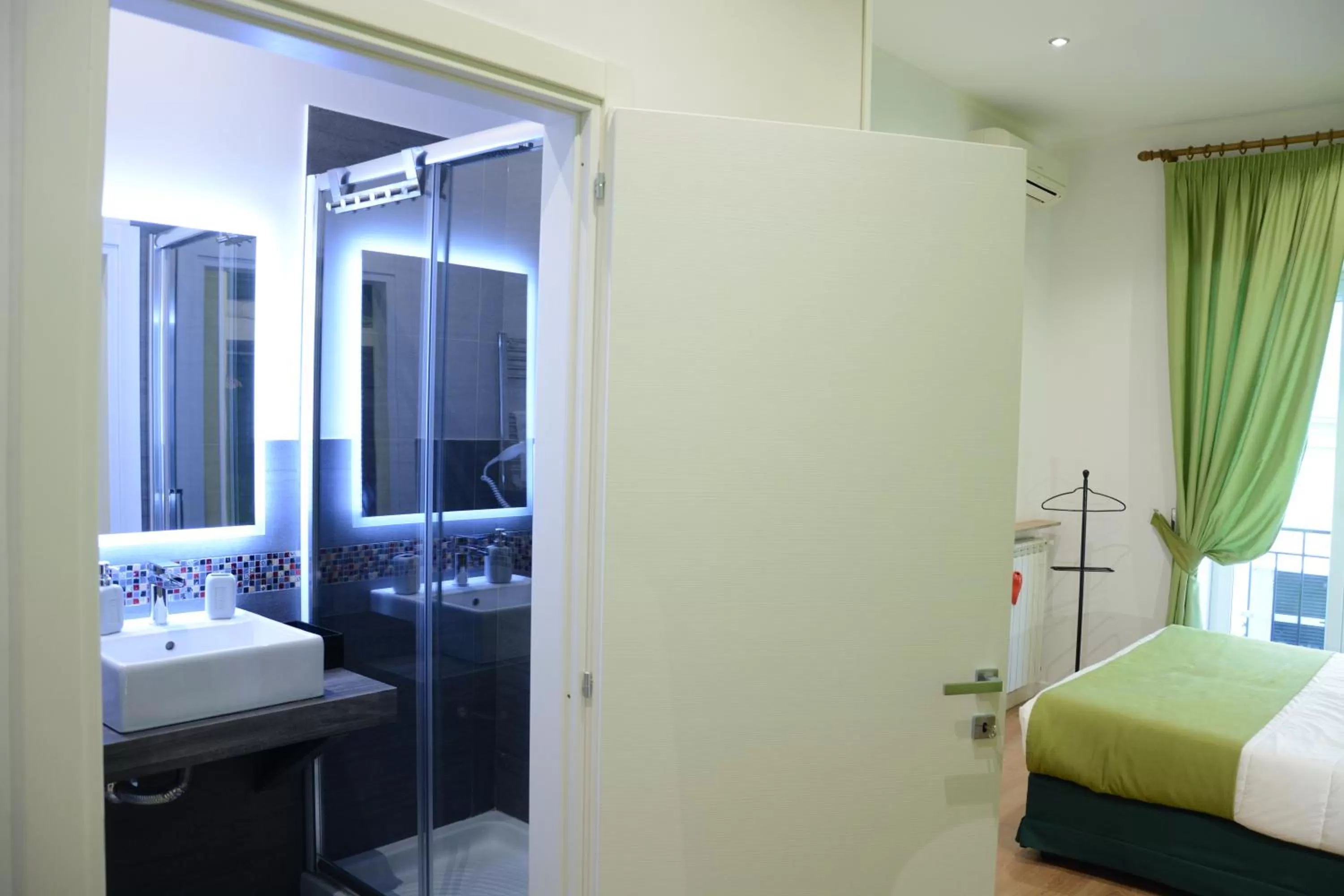 Bathroom, Bed in Grande Archivio Napoli 22