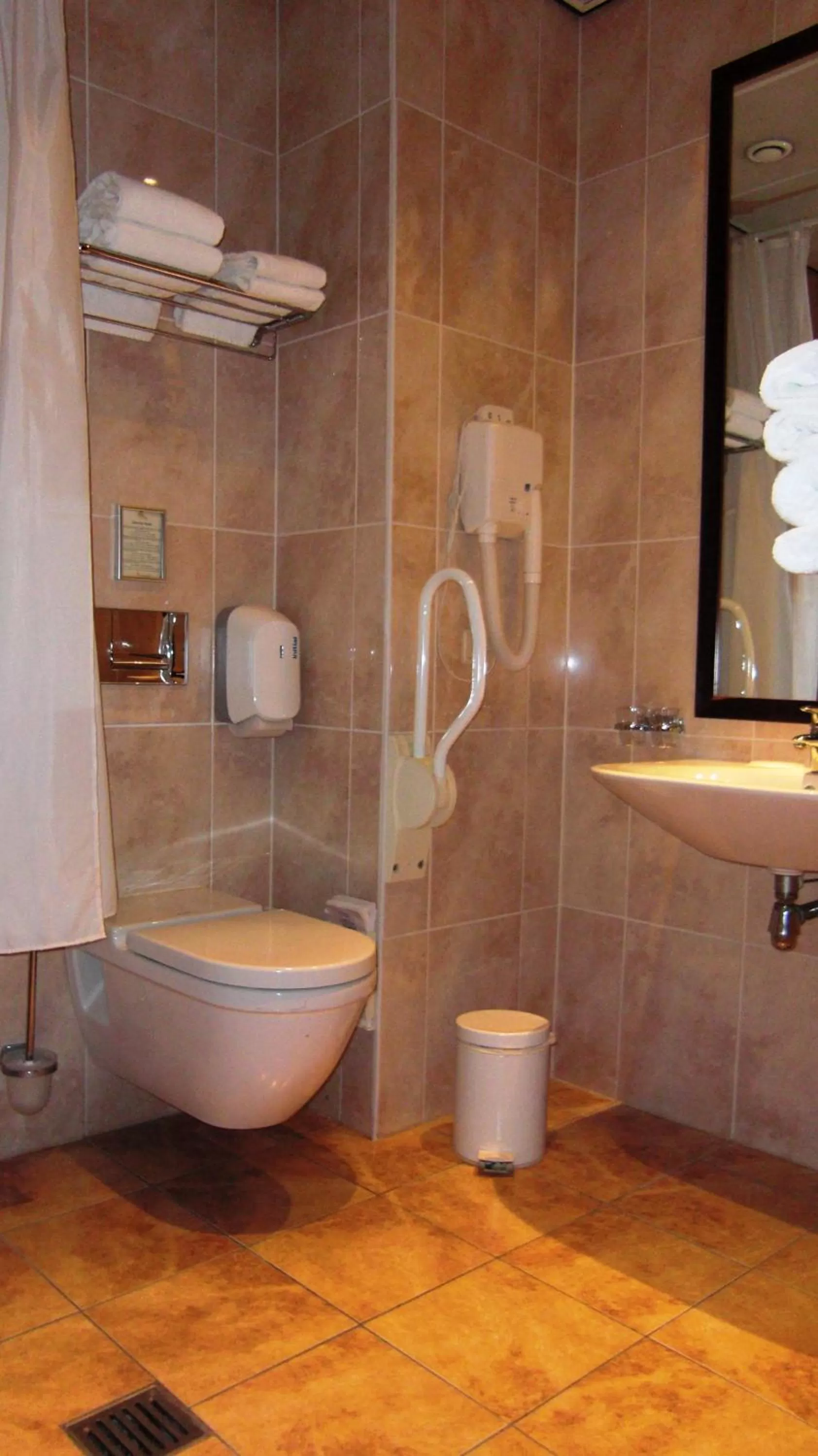 Bathroom in Golden Tulip Hotel de’ Medici