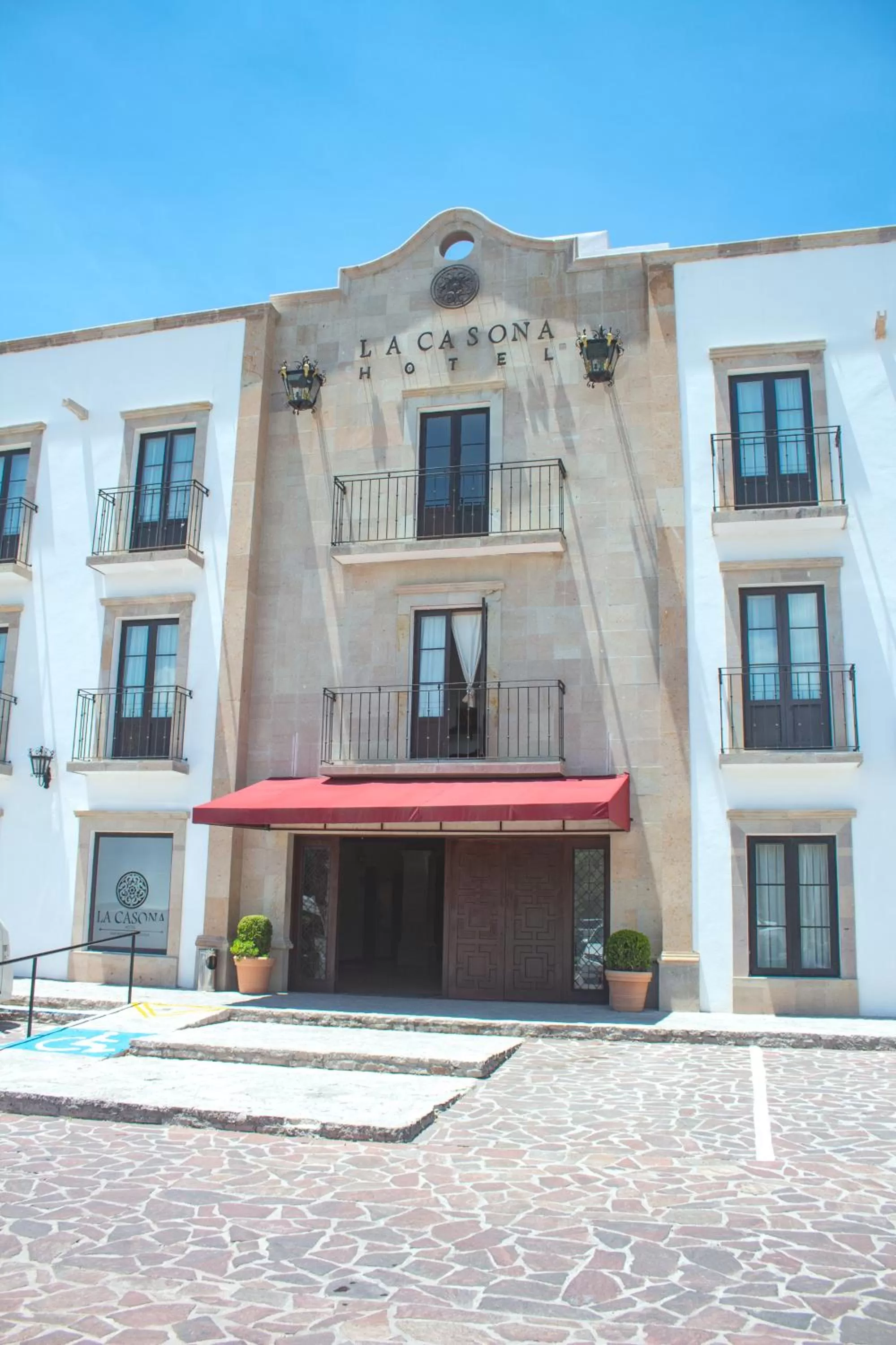 Facade/entrance in Hotel La Casona 30
