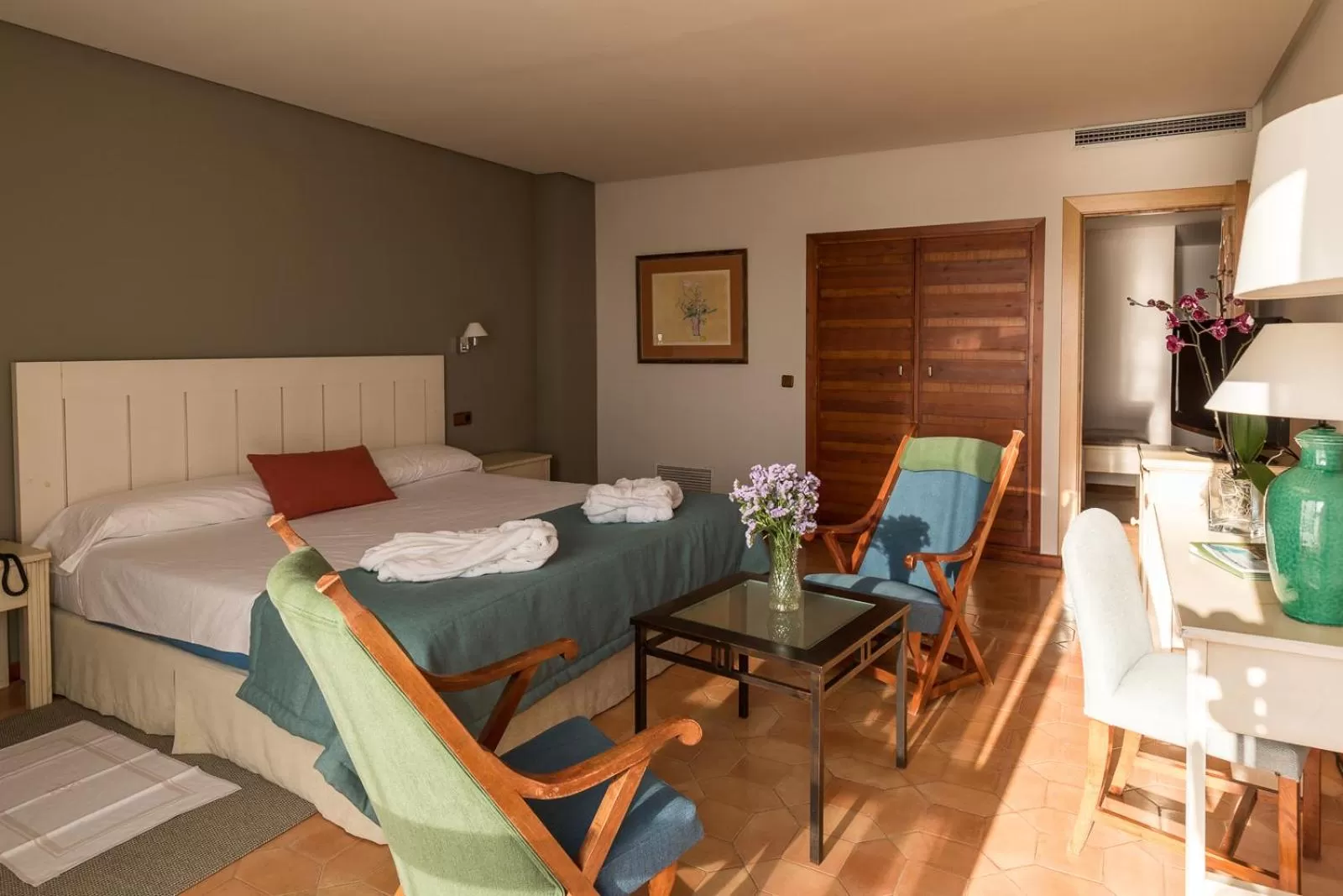 Photo of the whole room, Bed in Parador de Ayamonte