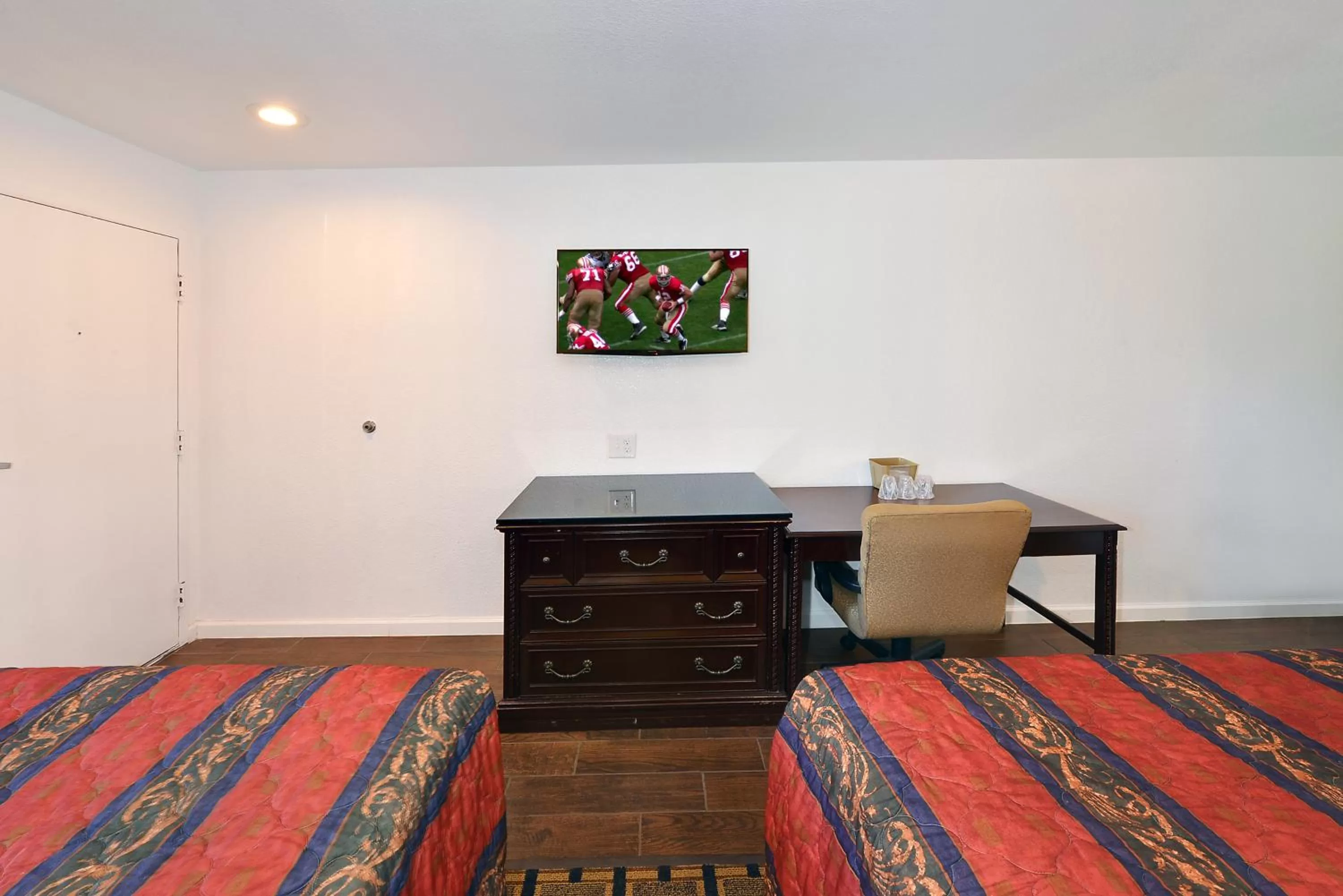 Decorative detail in Budget Inn Expressway Hub