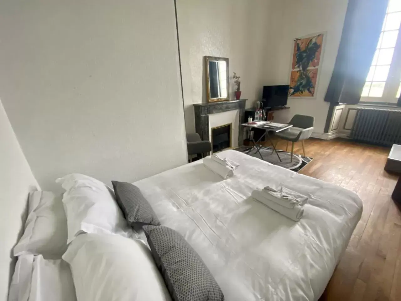 Chambre double standard avec toilettes commune in Hôtel Particulier CHÂTEAU DES MARAIS Proximité et vue sur le Lac de Grand lieu Chambre double standard avec toilettes commune in Hôtel Particulier CHÂTEAU DES MARAIS Proximité et vue sur le Lac de Grand lieu