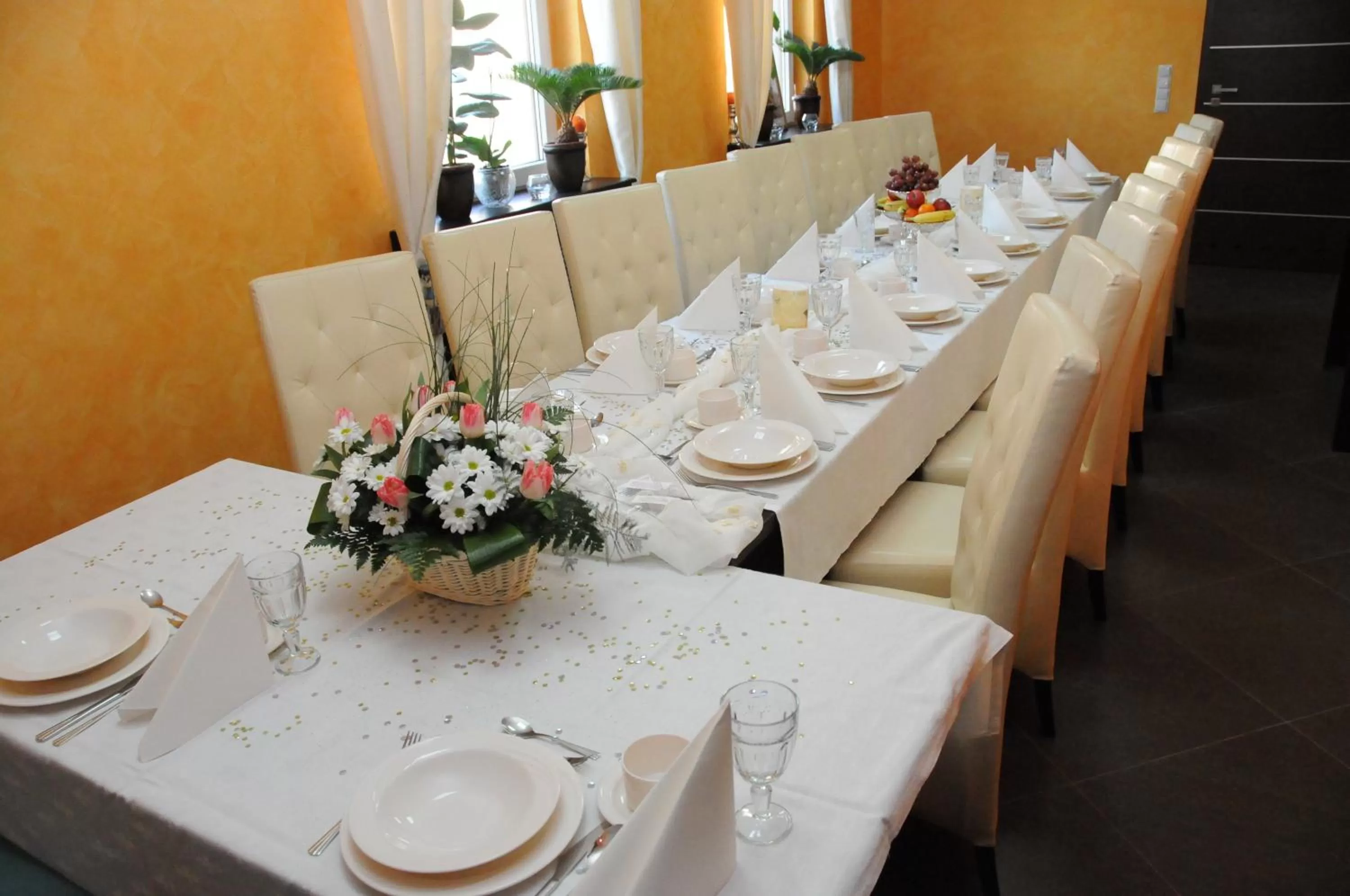 Restaurant/places to eat in Tenis Club