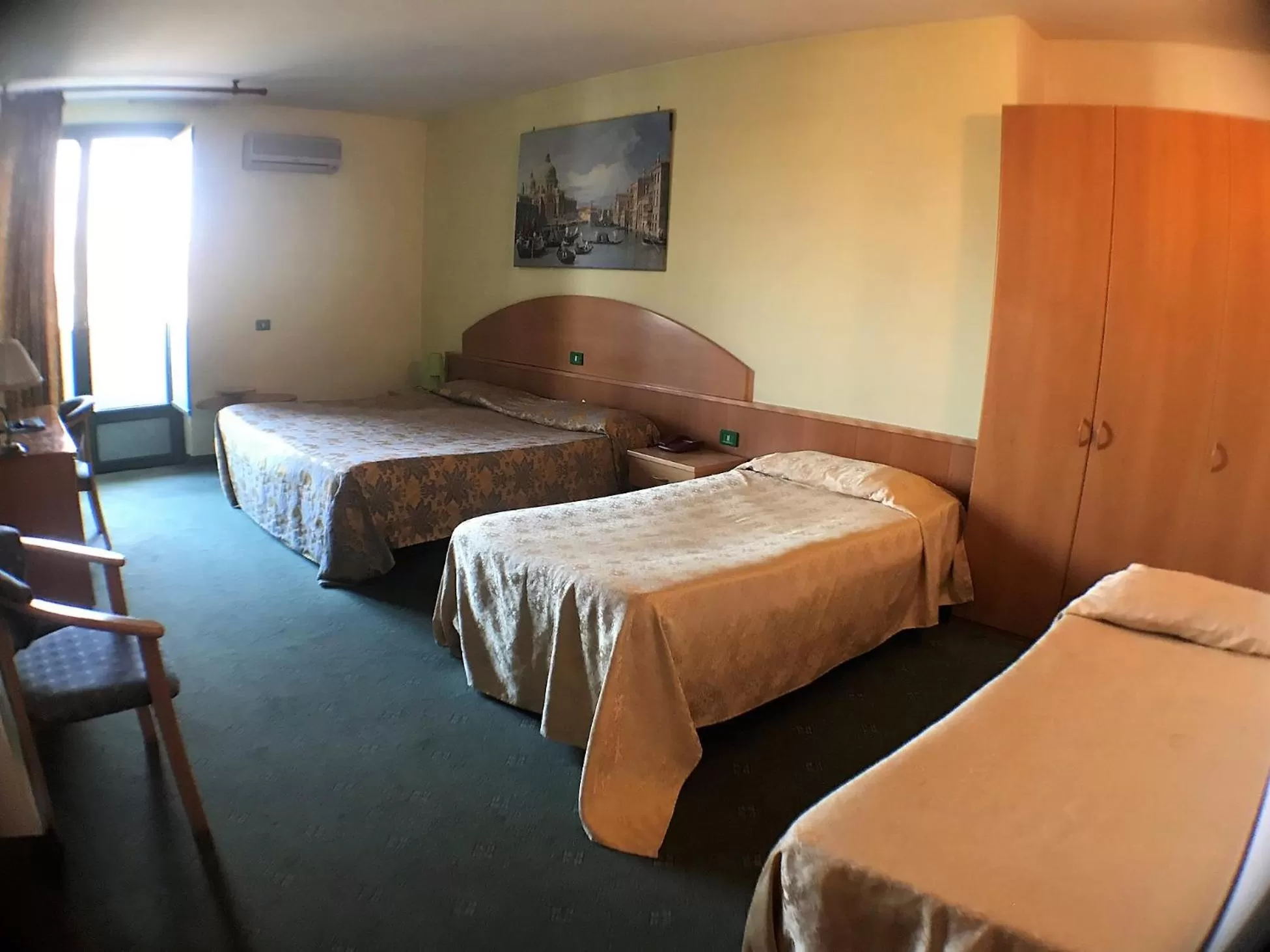 Photo of the whole room in Ascot Lodging