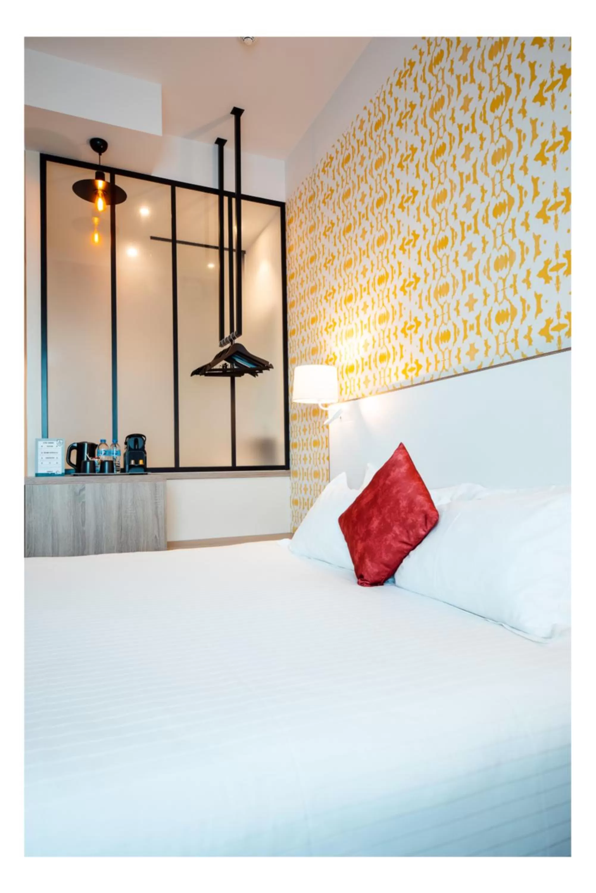 Bedroom, Bed in The Originals Boutique, Hôtel Maison Montmartre Paris Les Puces