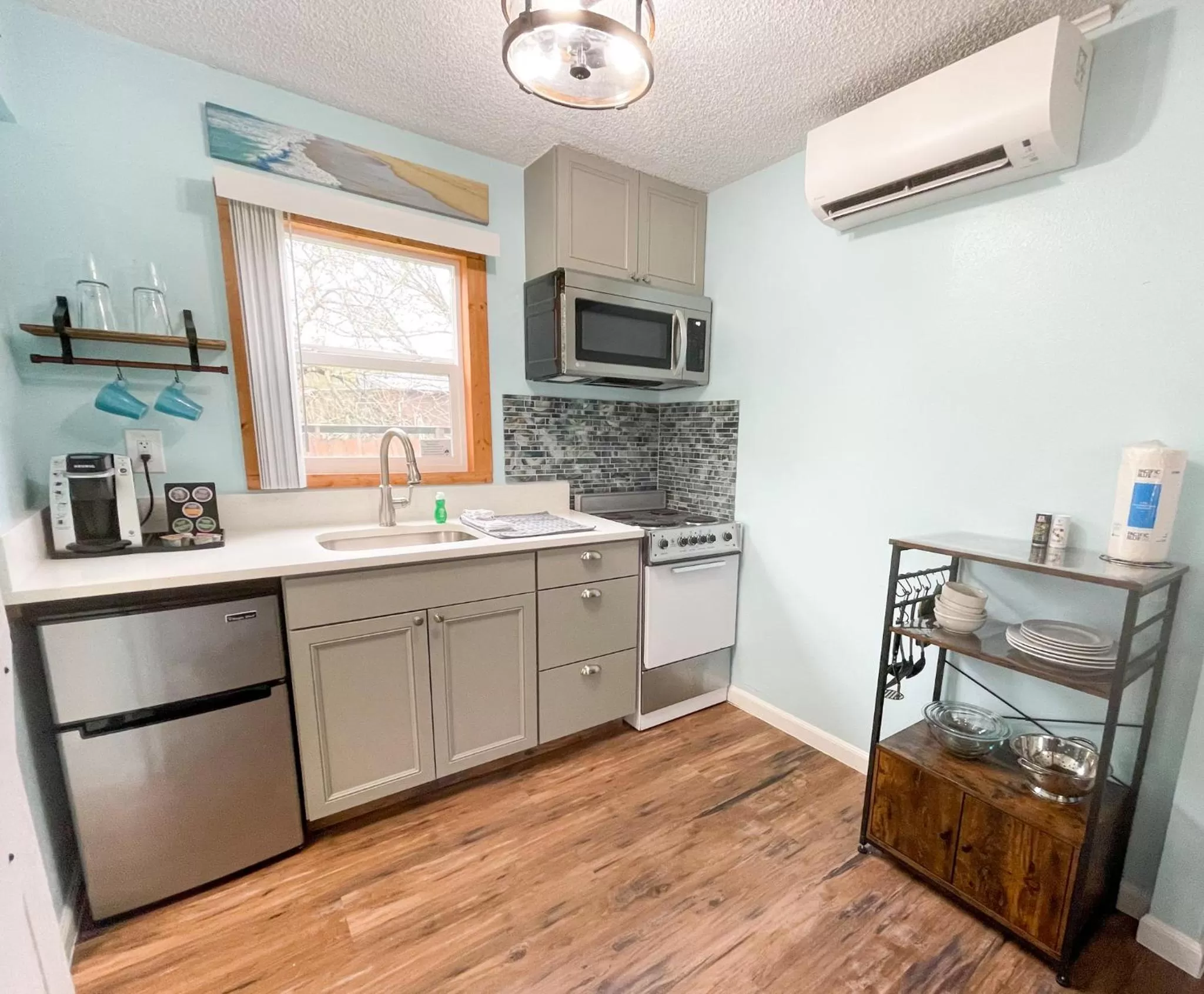 Kitchen or kitchenette in The Anchorage Motel