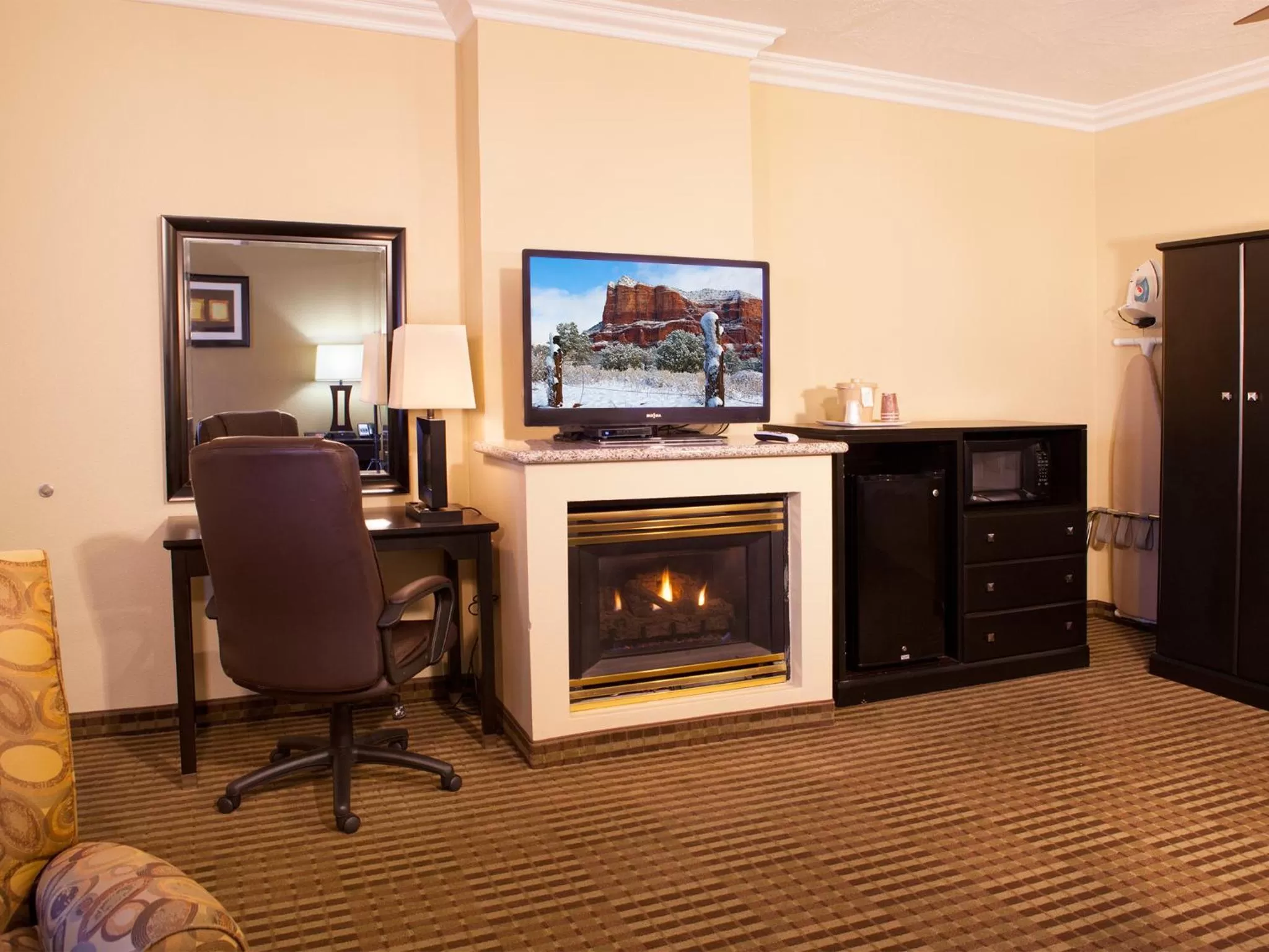 TV and multimedia in Desert Quail Inn Sedona at Bell Rock