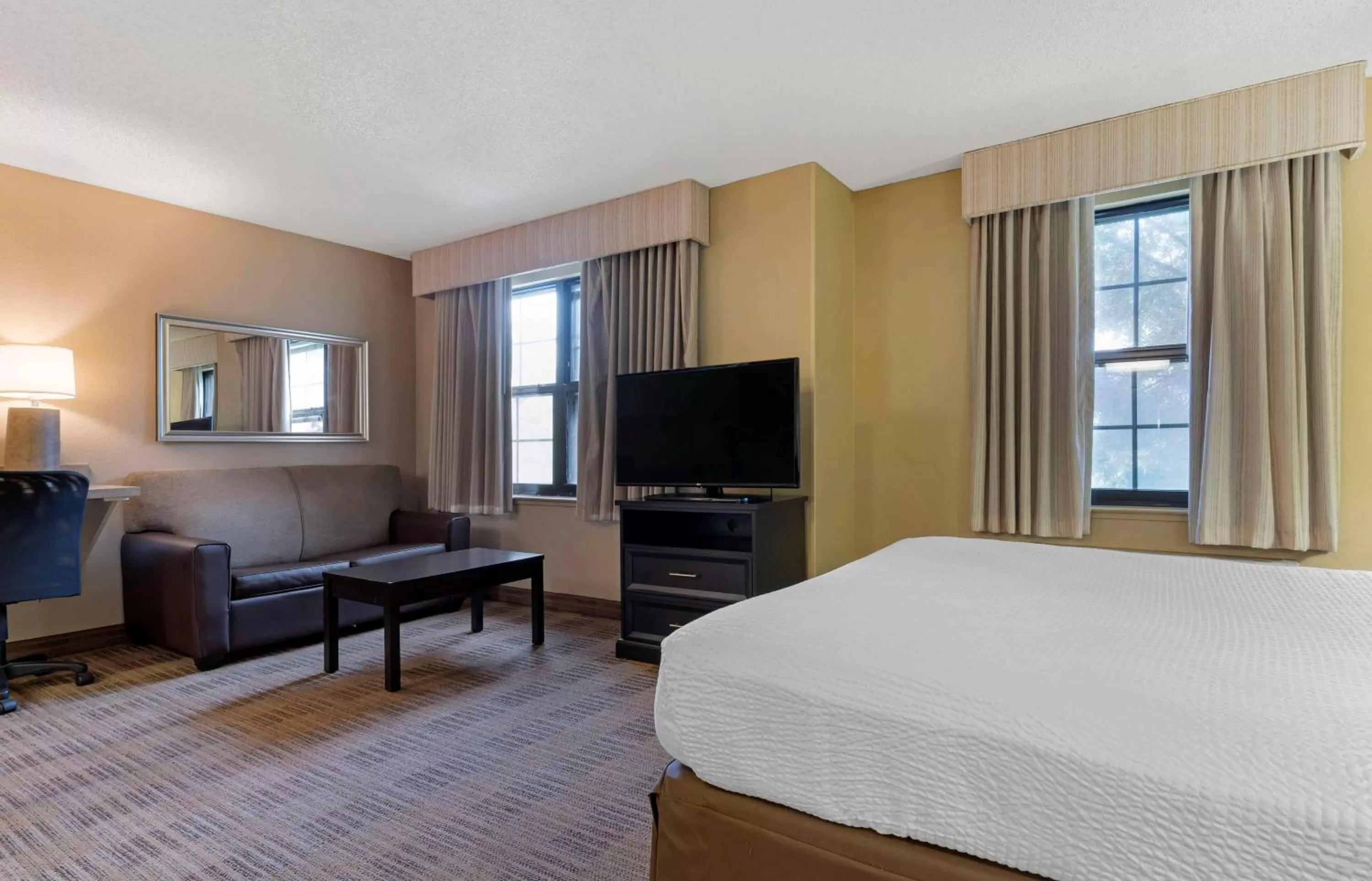 Bedroom, Bed in Extended Stay America Suites - Oakland - Alameda Airport
