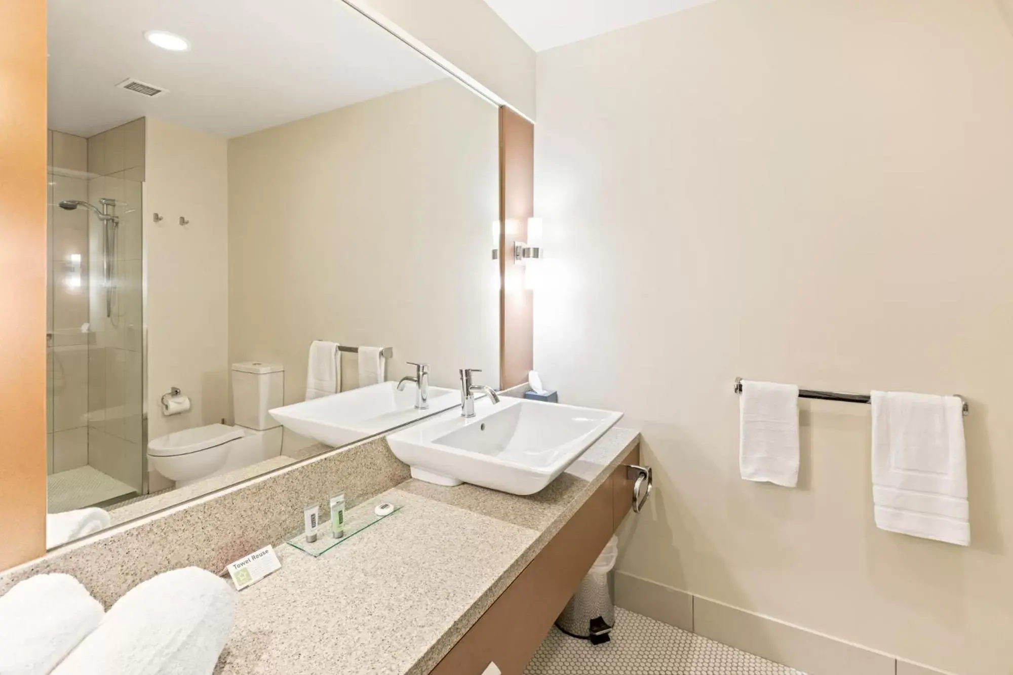 Executive Twin Suite in The Colmslie Hotel Executive Twin Suite in The Colmslie Hotel