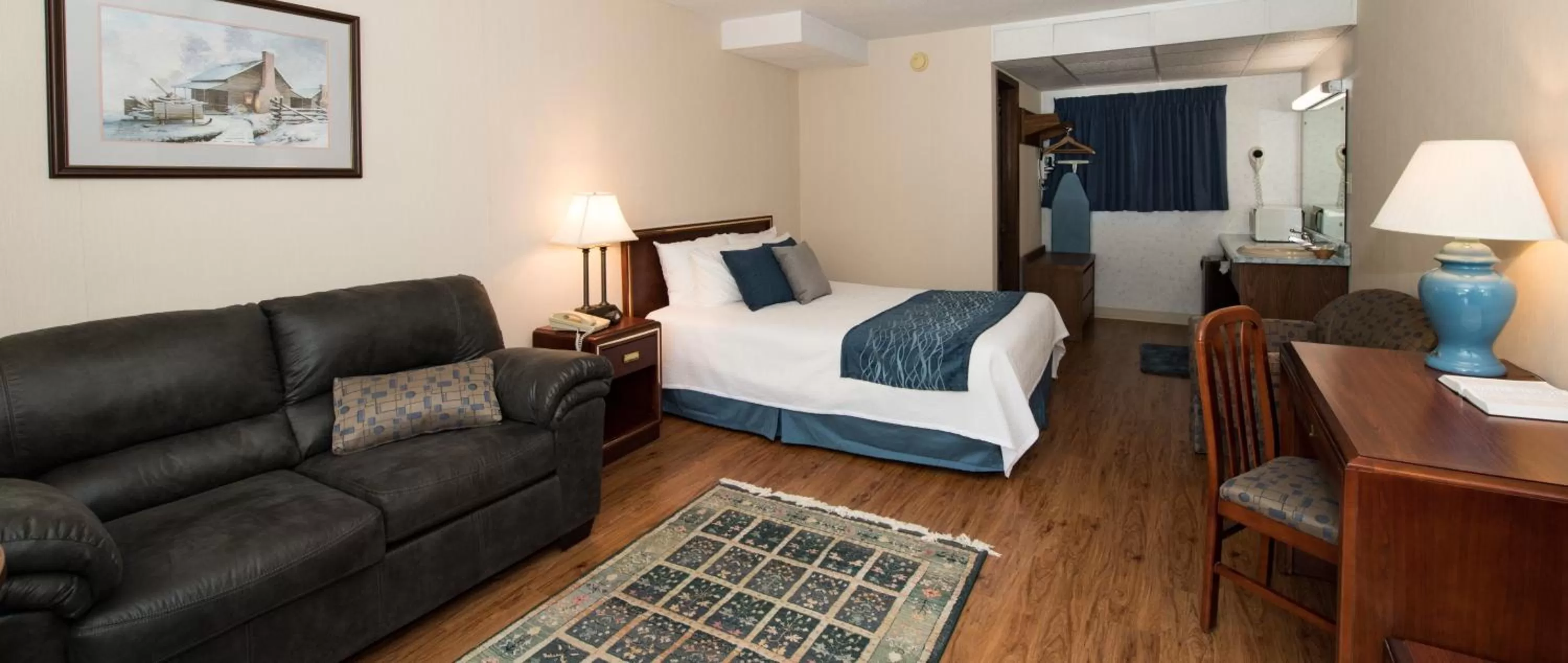 Photo of the whole room, Bed in Highland Manor Inn