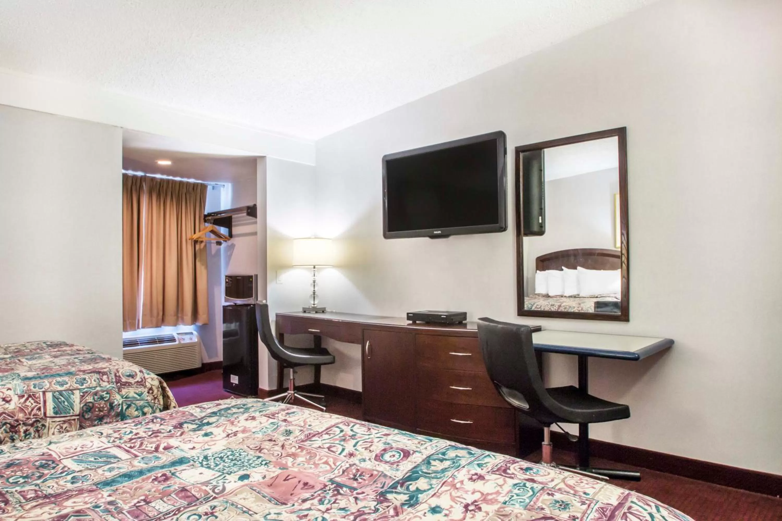 Standard Room with Two Double Beds - Smoking in Rodeway Inn & Suites New Paltz - Hudson Valley