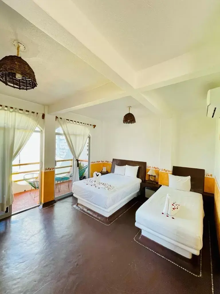 Triple Room in Hotel Casa de la Palma Bed & Breakfast Triple Room in Hotel Casa de la Palma Bed & Breakfast