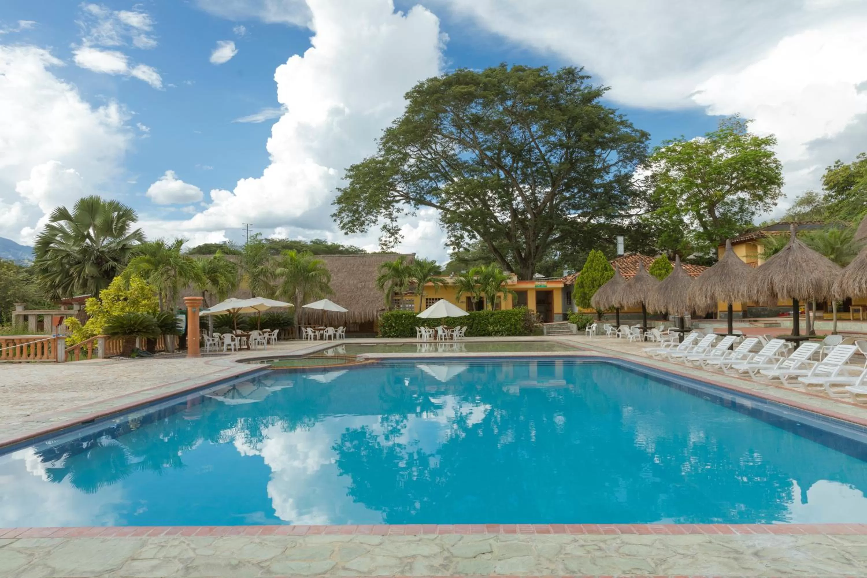 Property building, Swimming Pool in Hotel Portón del Sol