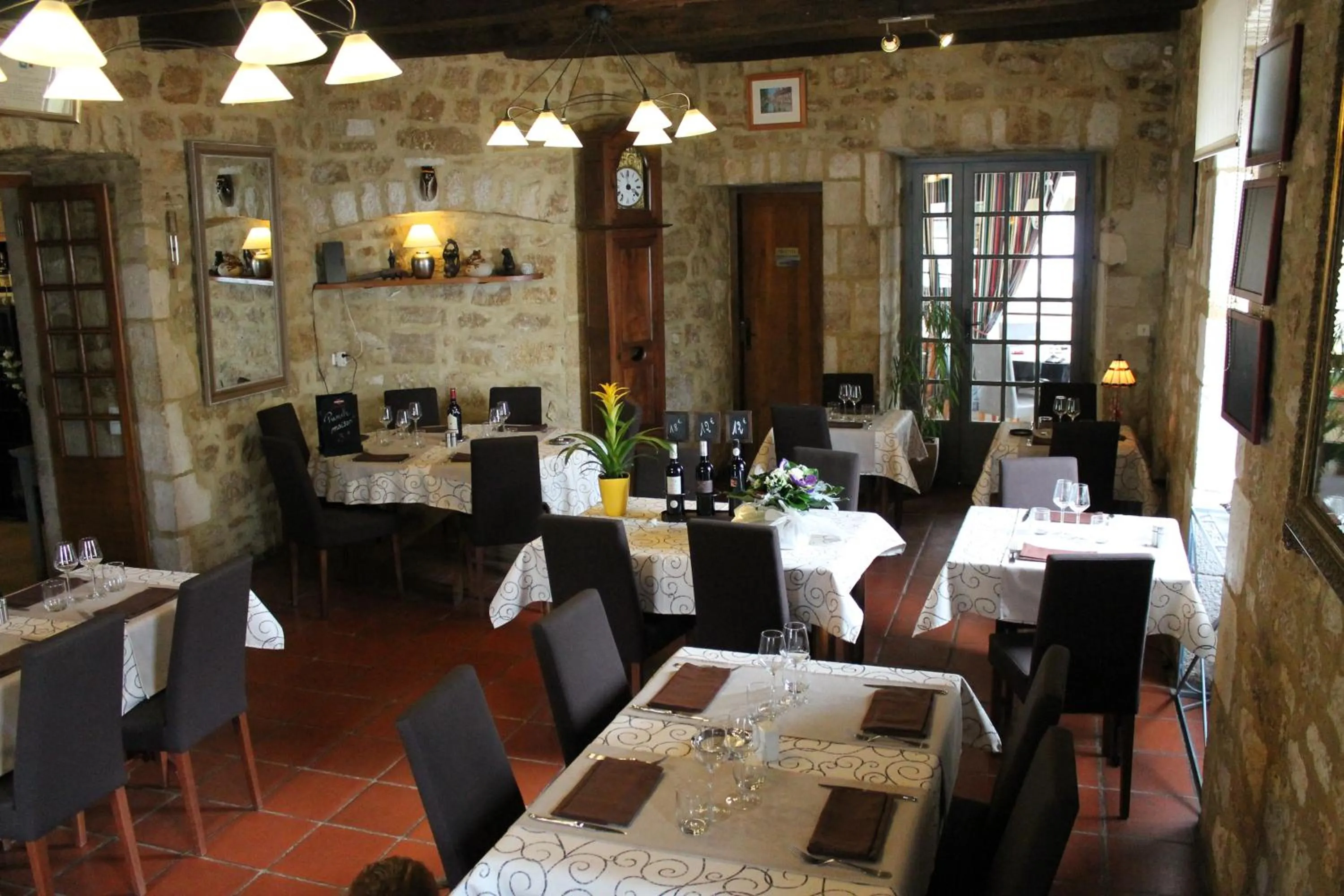 Restaurant/places to eat in Logis Hotels- Auberge de la Tour - Hôtel et restaurant