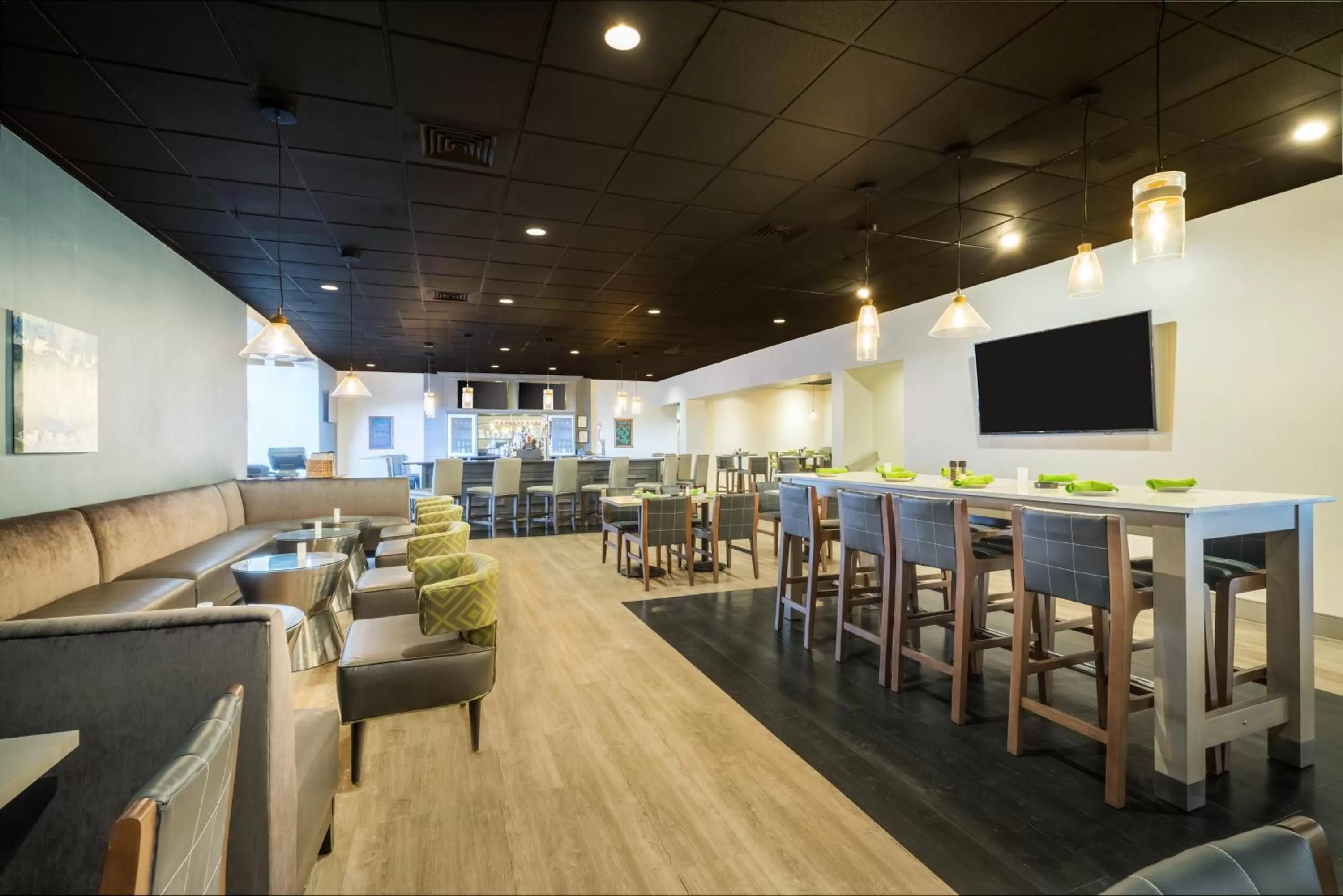 Lounge or bar in enVision Hotel & Conference Center Mansfield-Foxboro