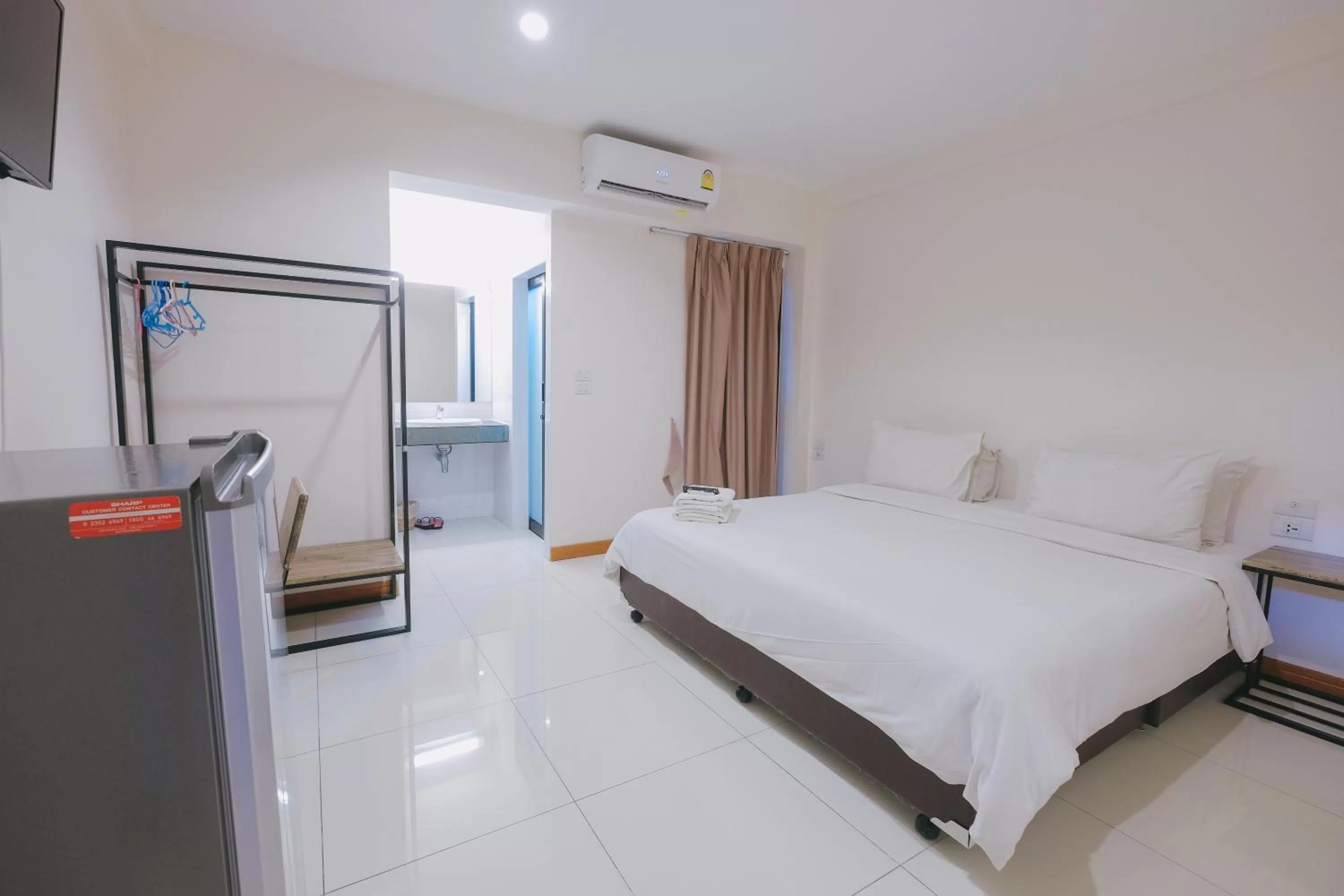 Property building, Bed in Don Muang Hotel
