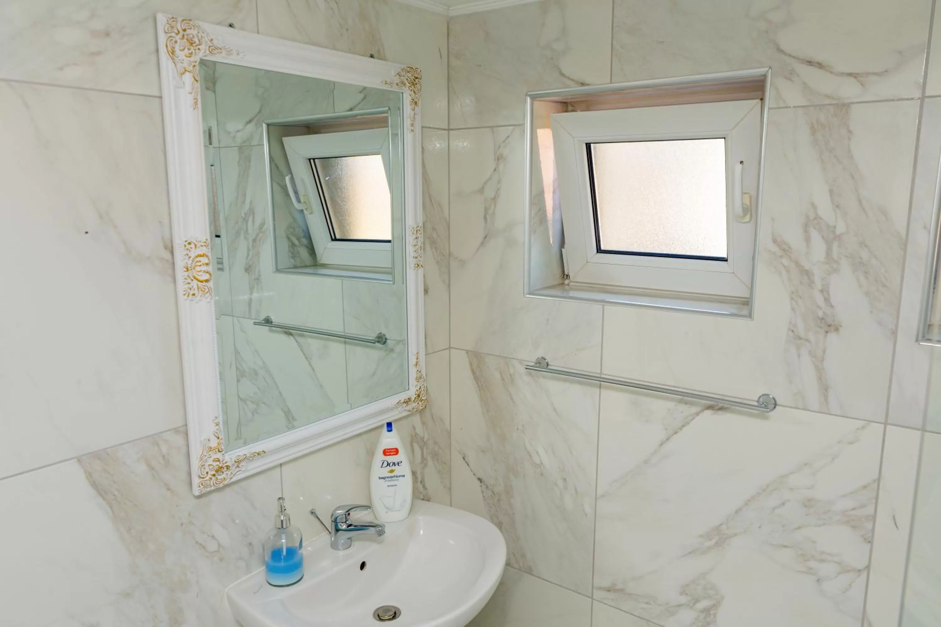 Bathroom in Pensiunea Pictorilor