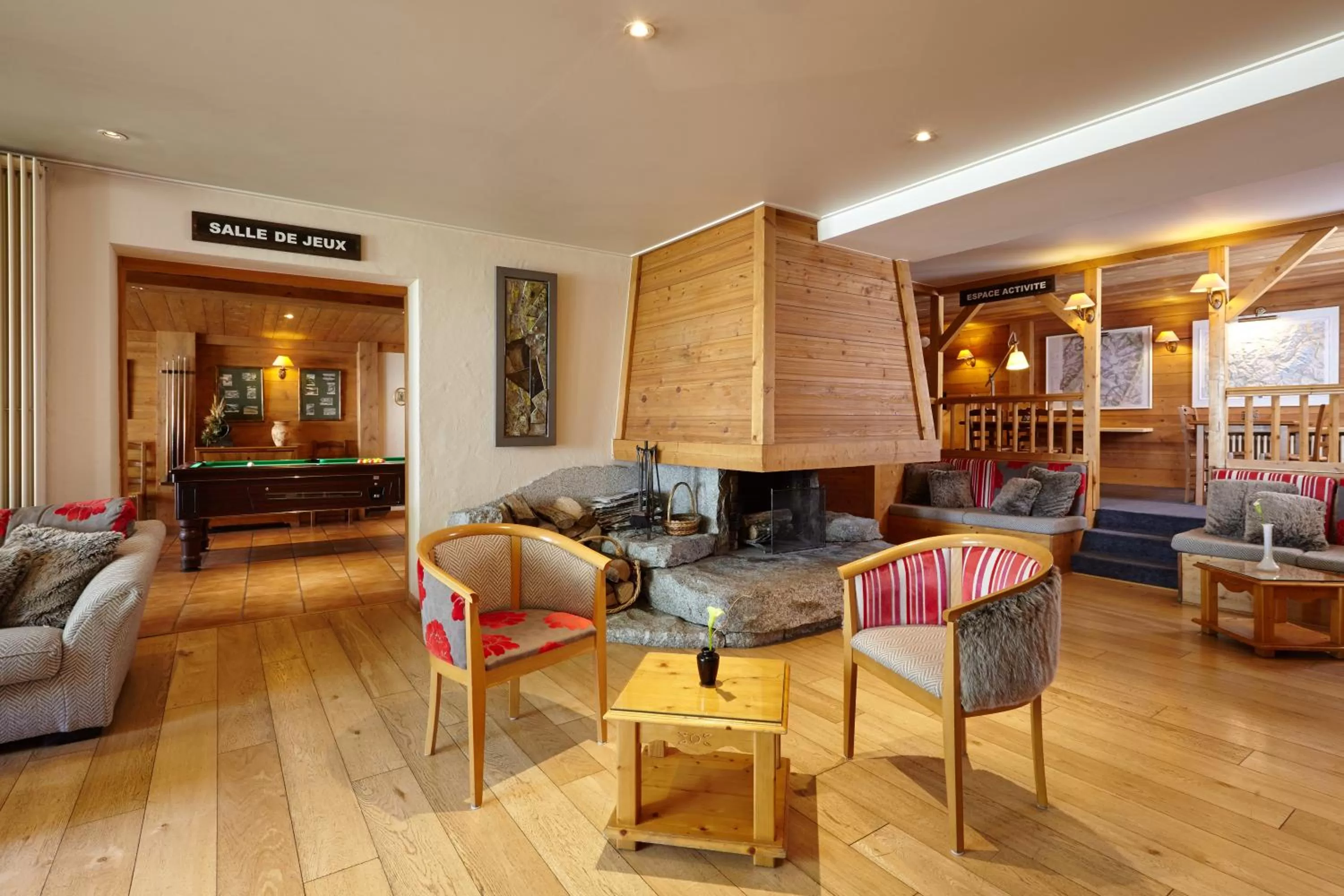 Lounge or bar in Hôtel de L'Arve by HappyCulture