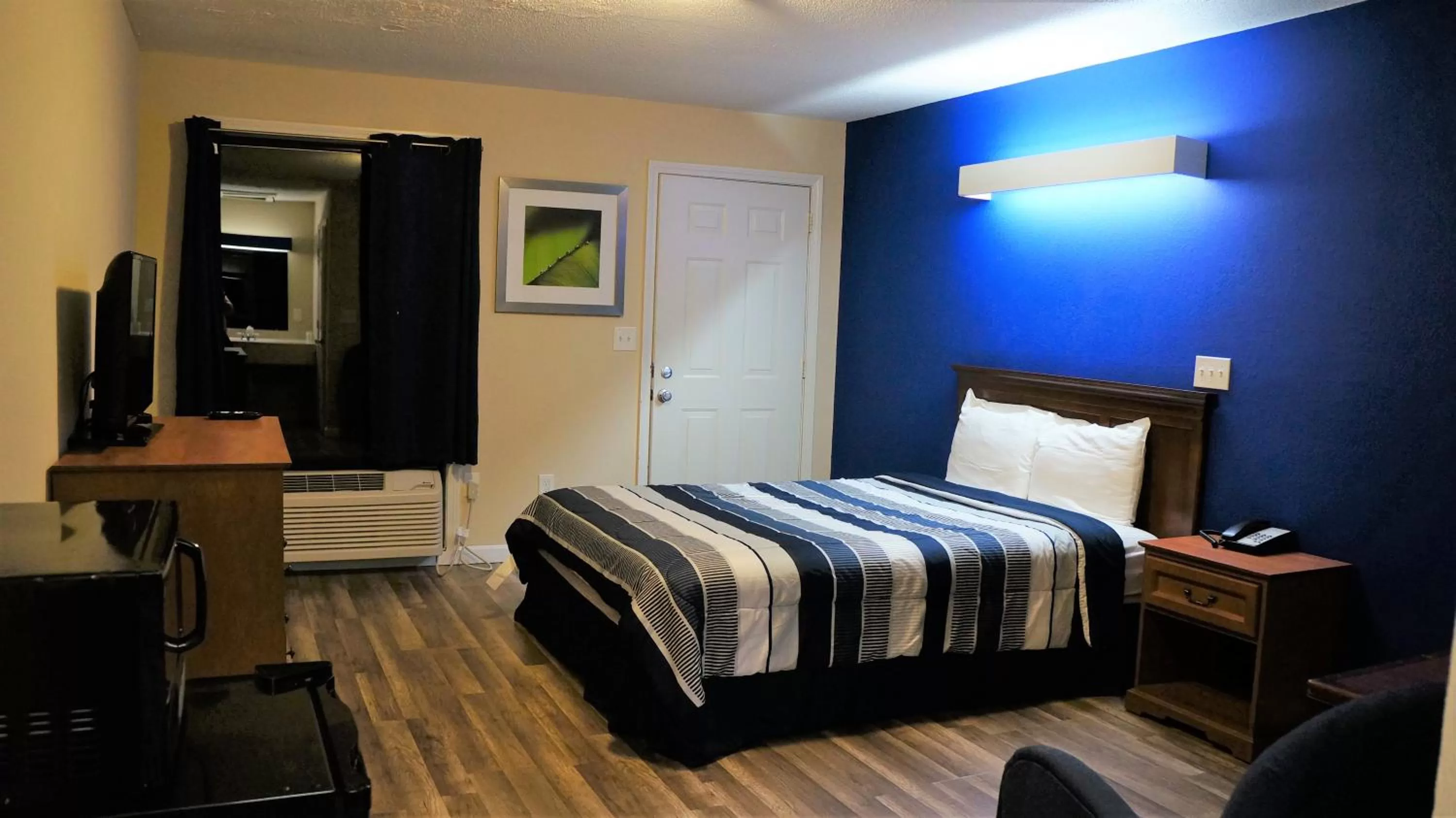 Photo of the whole room, Bed in Classic Motor Lodge Providence - West Greenwich