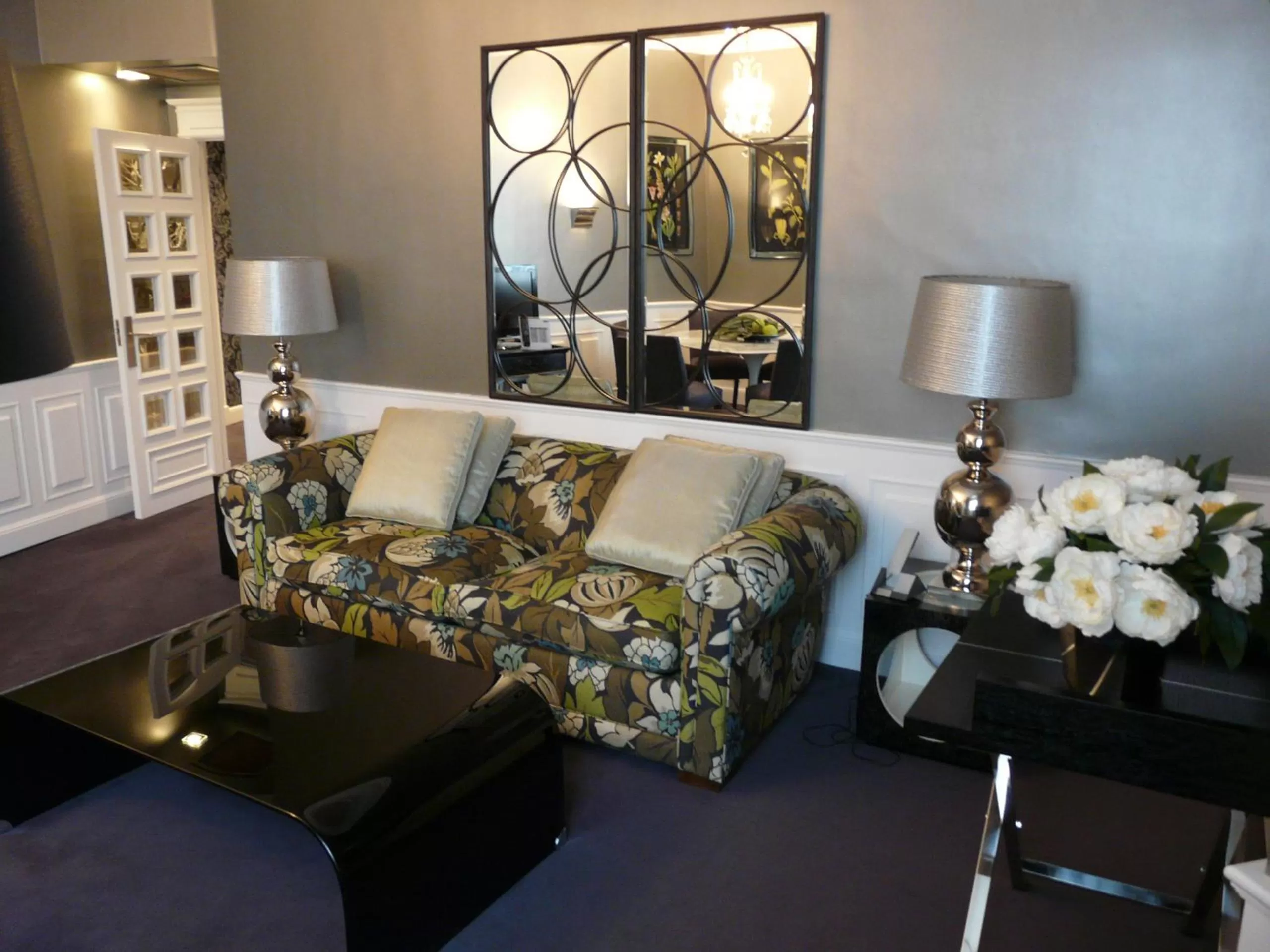 Living room, Bed in Hotel Carlton