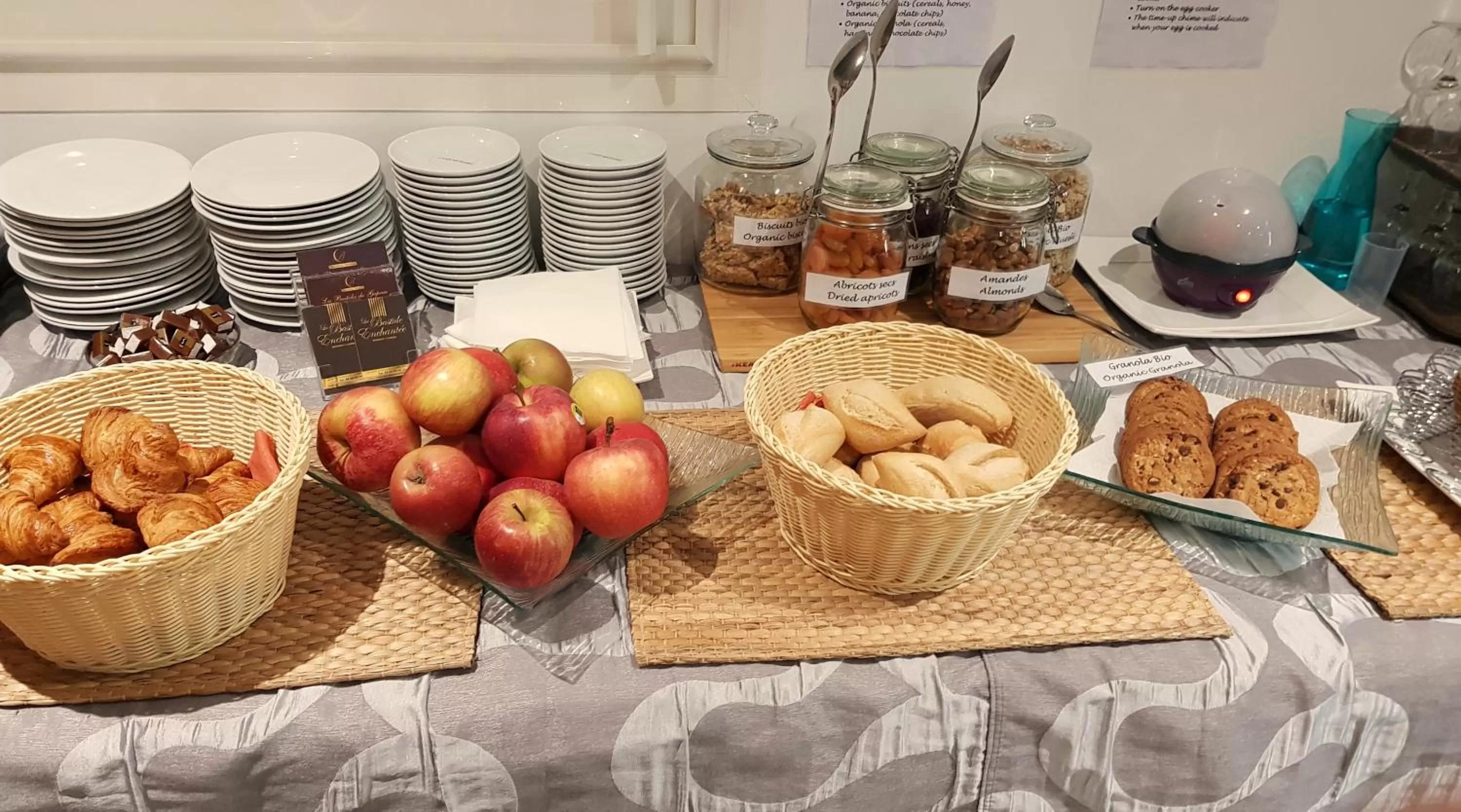 Continental breakfast in The Originals City, Hôtel Les Bastides du Gapeau