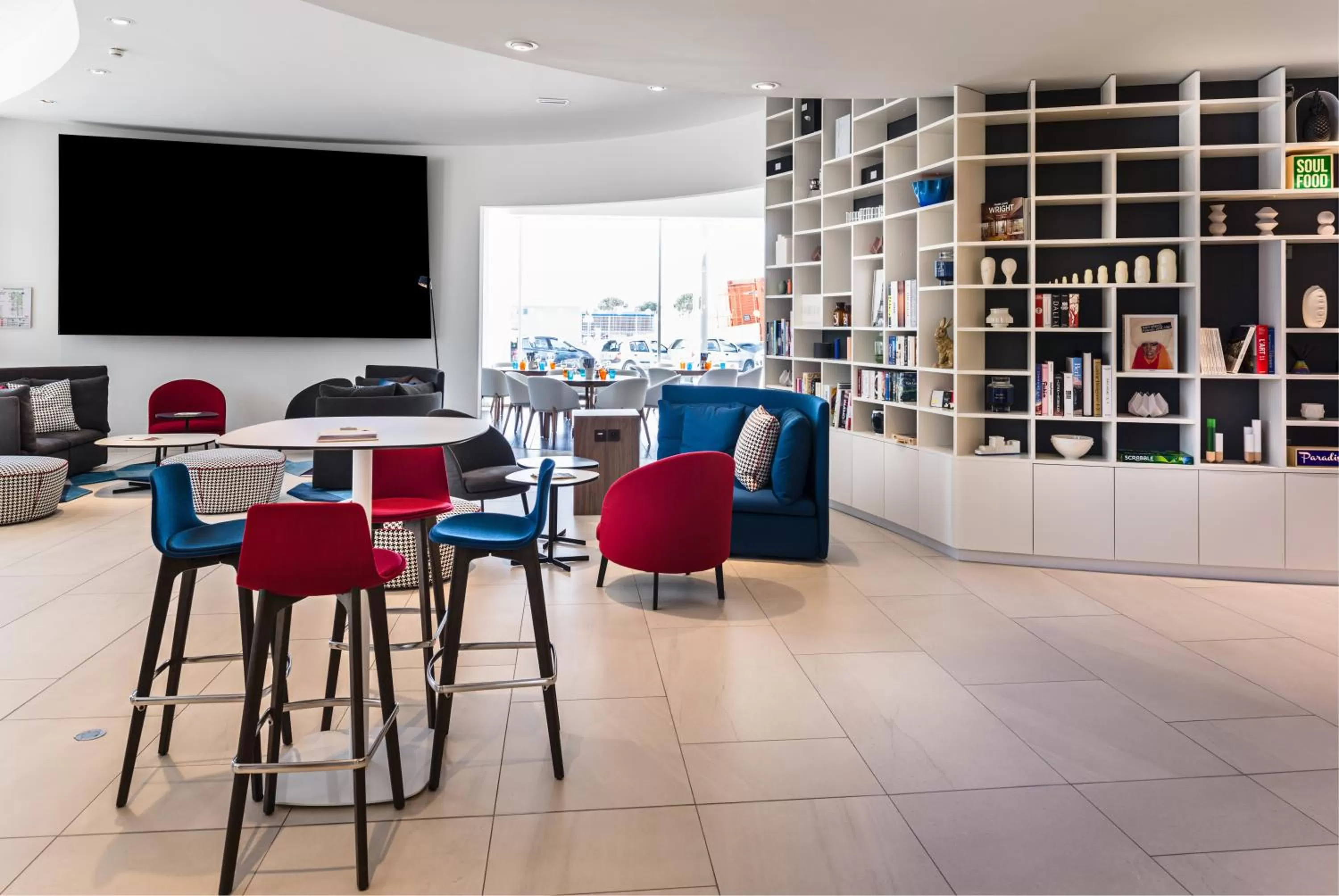 Library in Golden Tulip Marseille Euromed