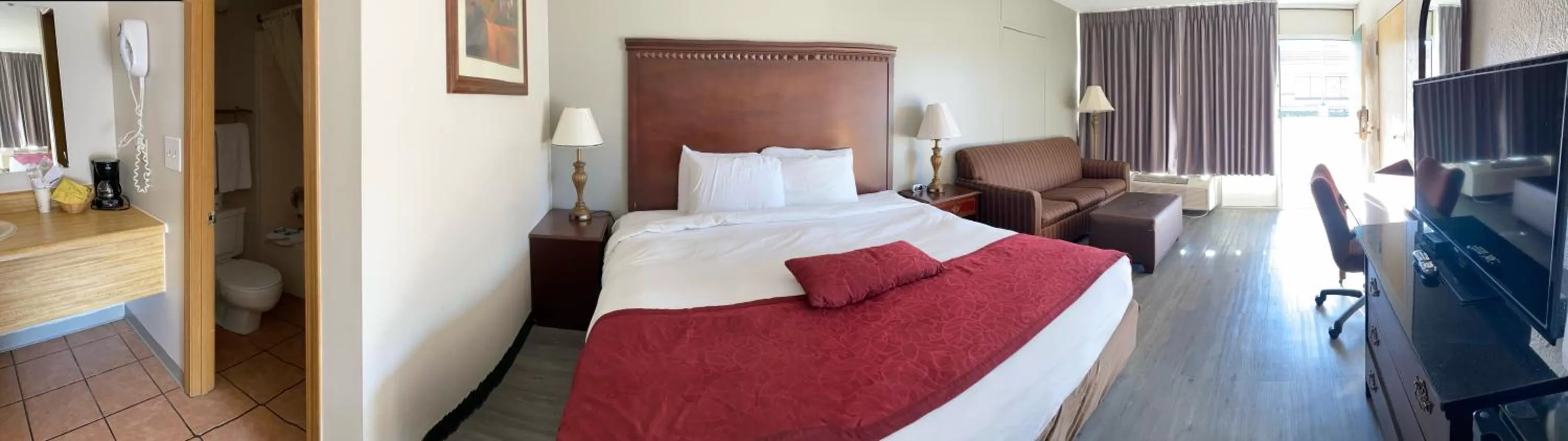 Seating area, Bed in Willow Tree Inn Branson