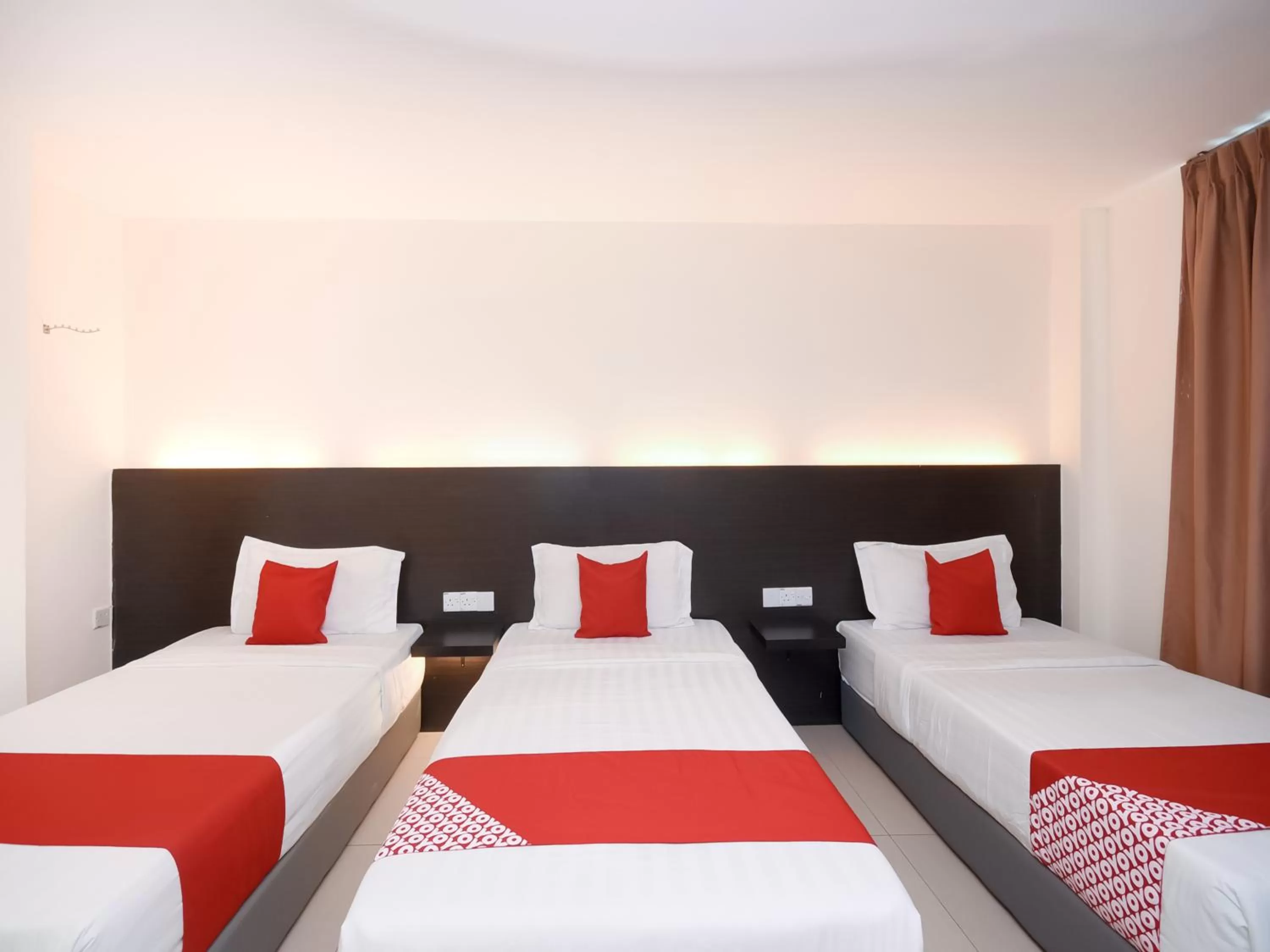 Bedroom, Bed in Kenyalang Suite