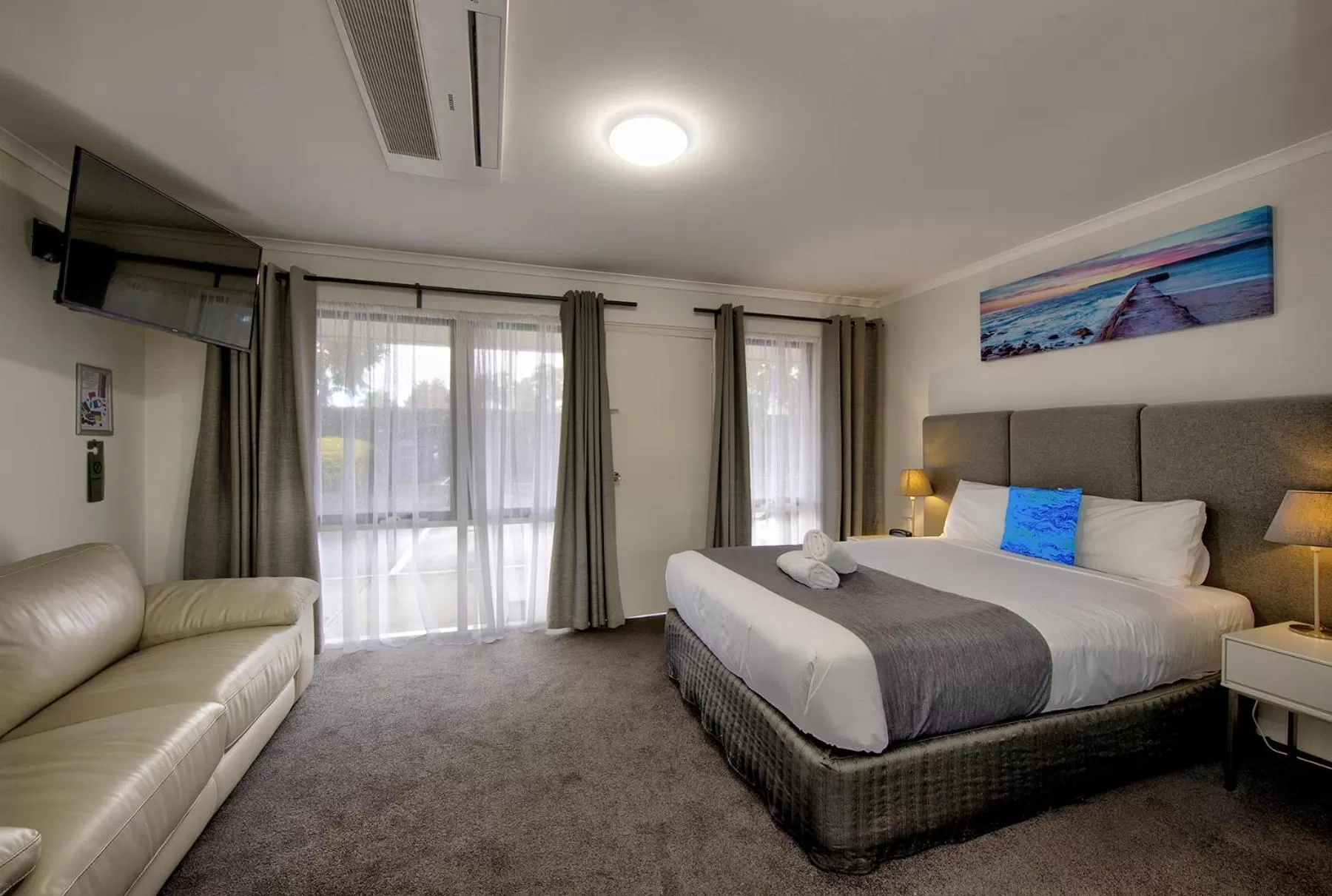 Bedroom, Bed in Frankston Motel