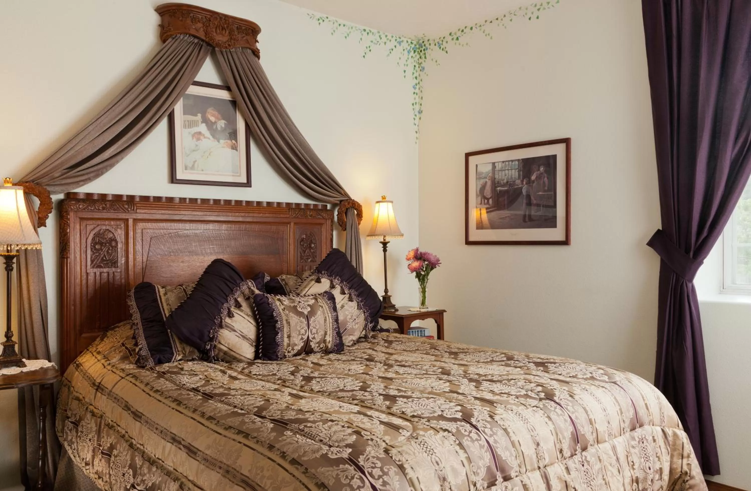 Bed in The Roosevelt Inn