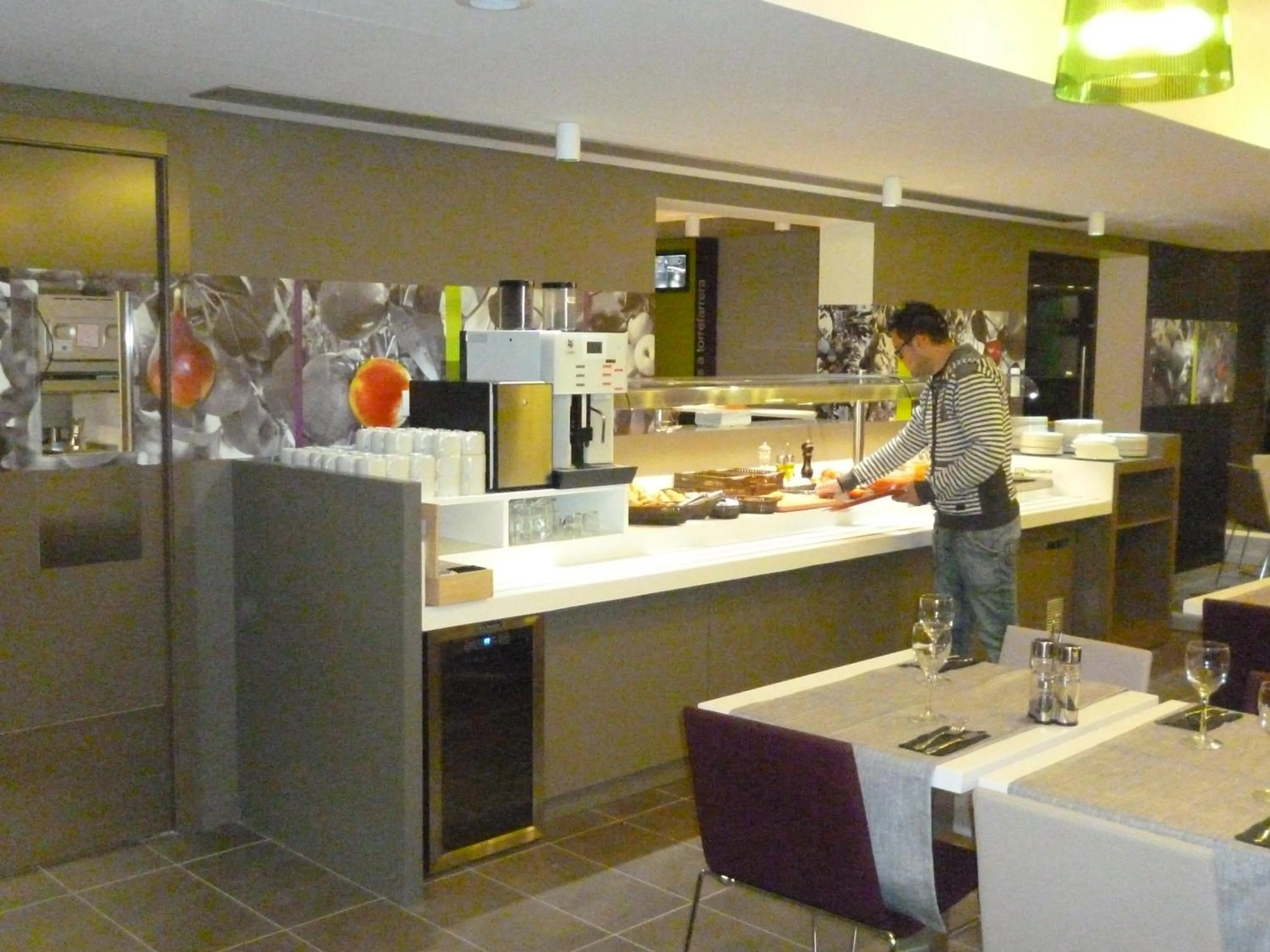 Restaurant/places to eat in Hotel Ibis Styles Lleida Torrefarrera
