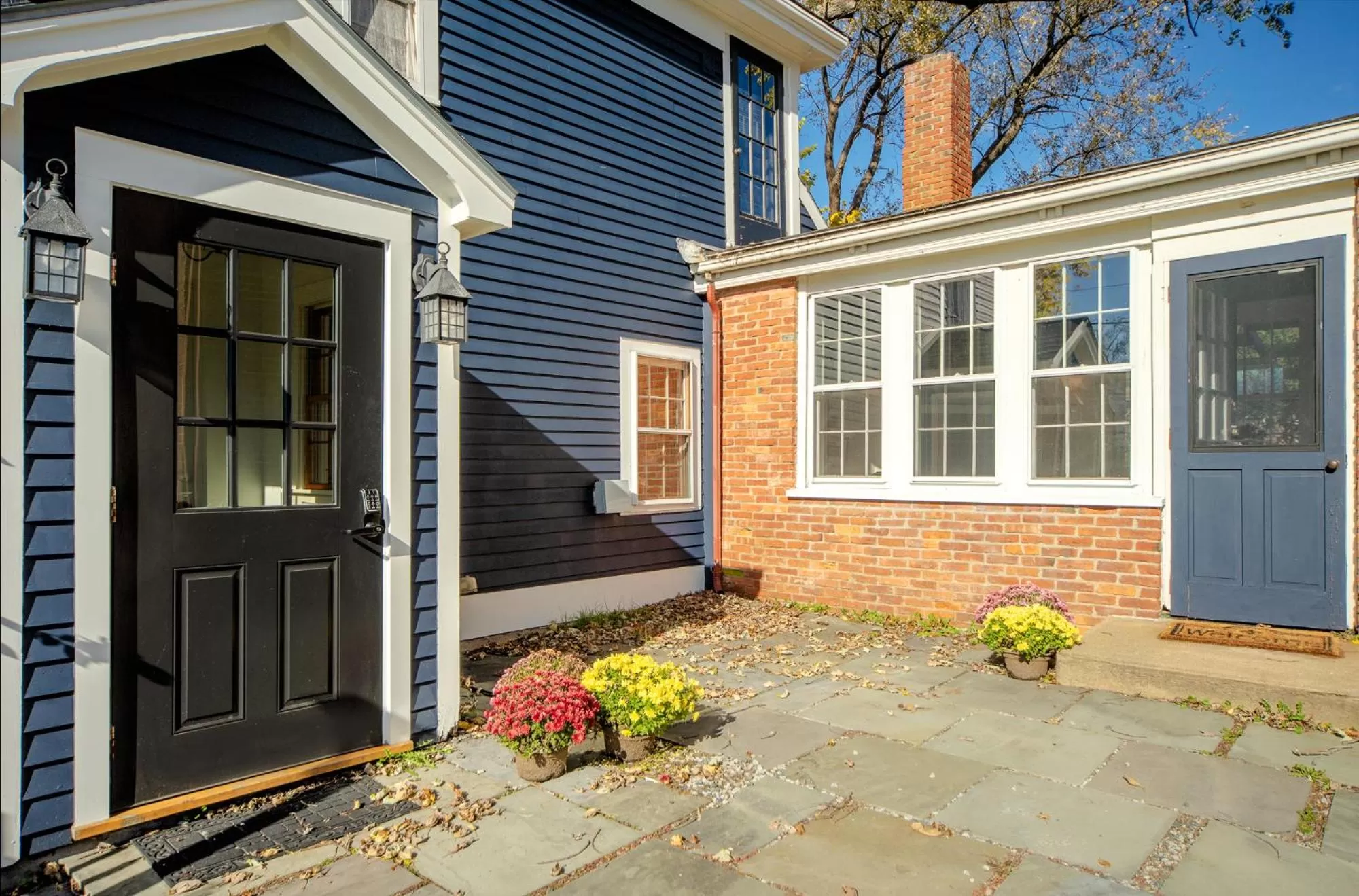 Facade/entrance in The Water Street Inn