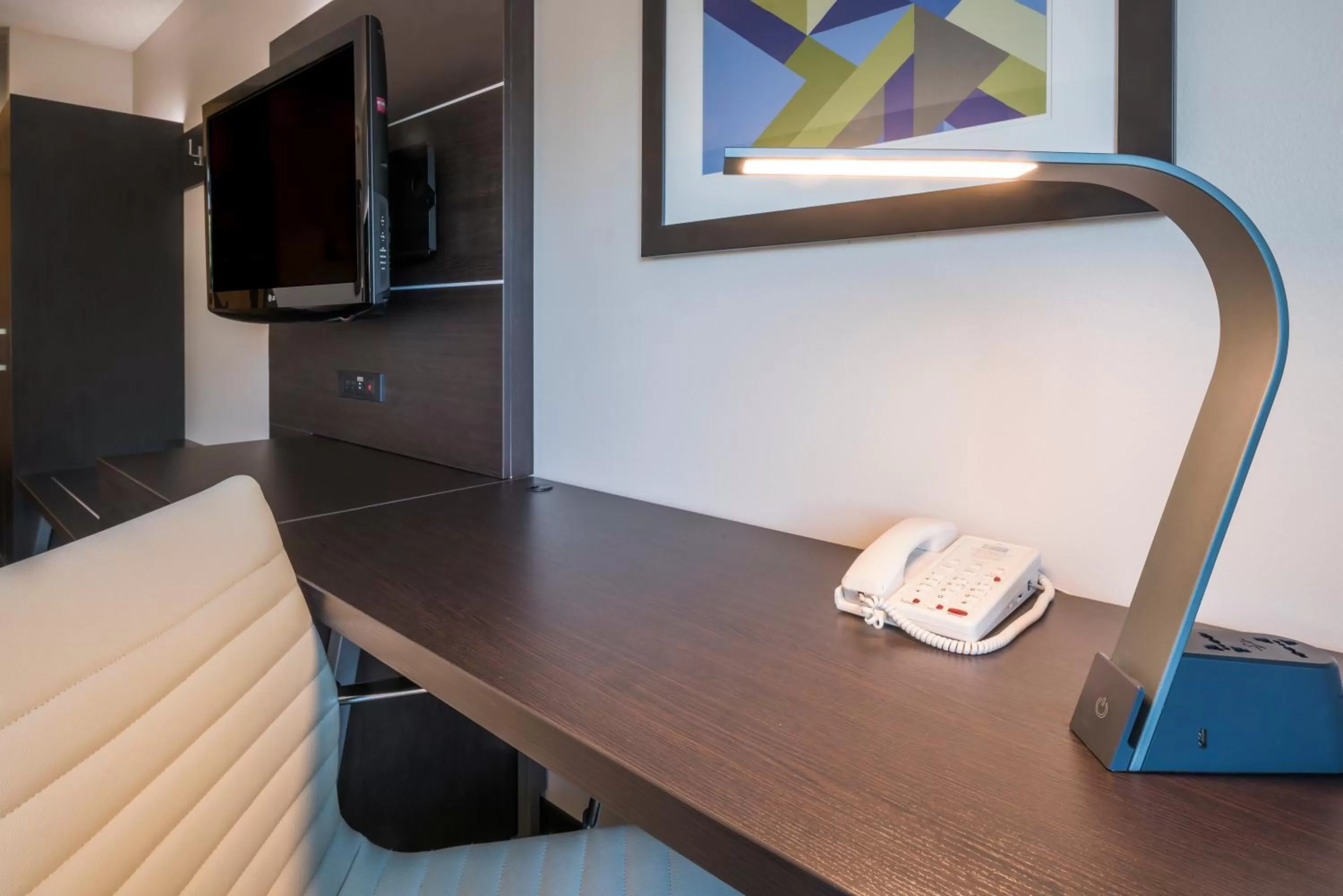 King Room - Hearing Accessible - Non-Smoking in Holiday Inn Express Hotel & Suites Livermore, an IHG Hotel