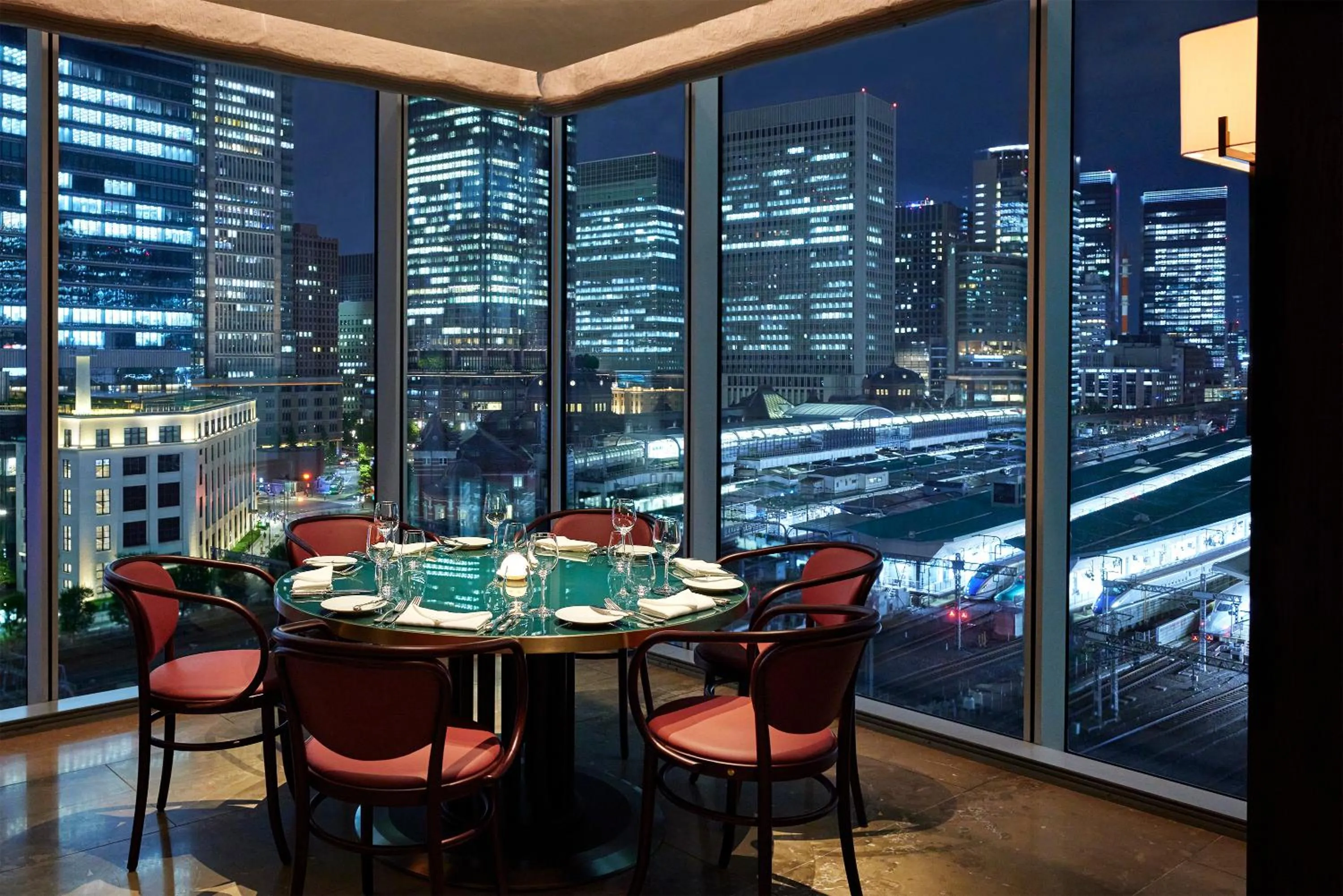 Restaurant/places to eat in Four Seasons Hotel Tokyo at Marunouchi