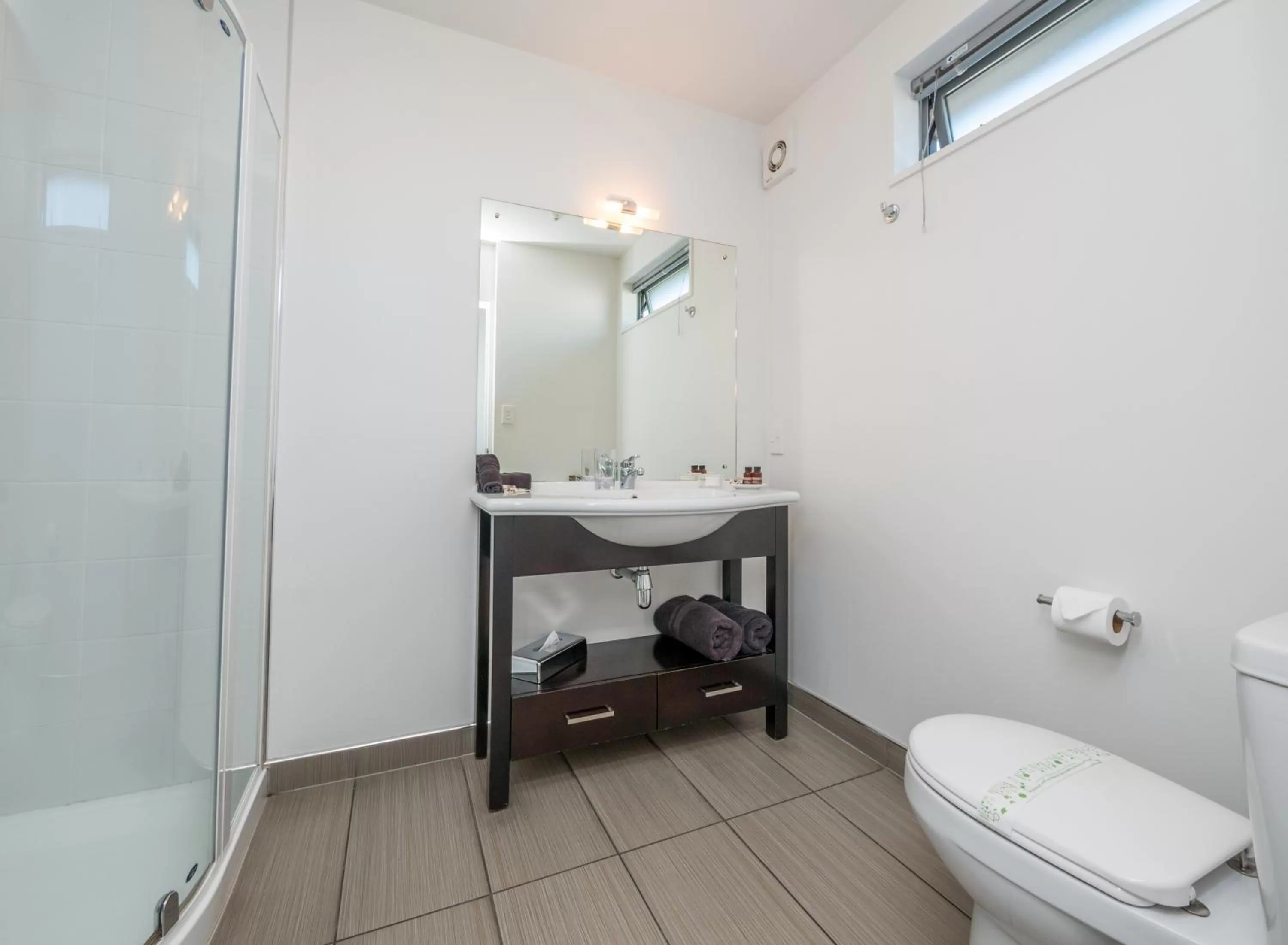 Bathroom in Bellano Motel Suites