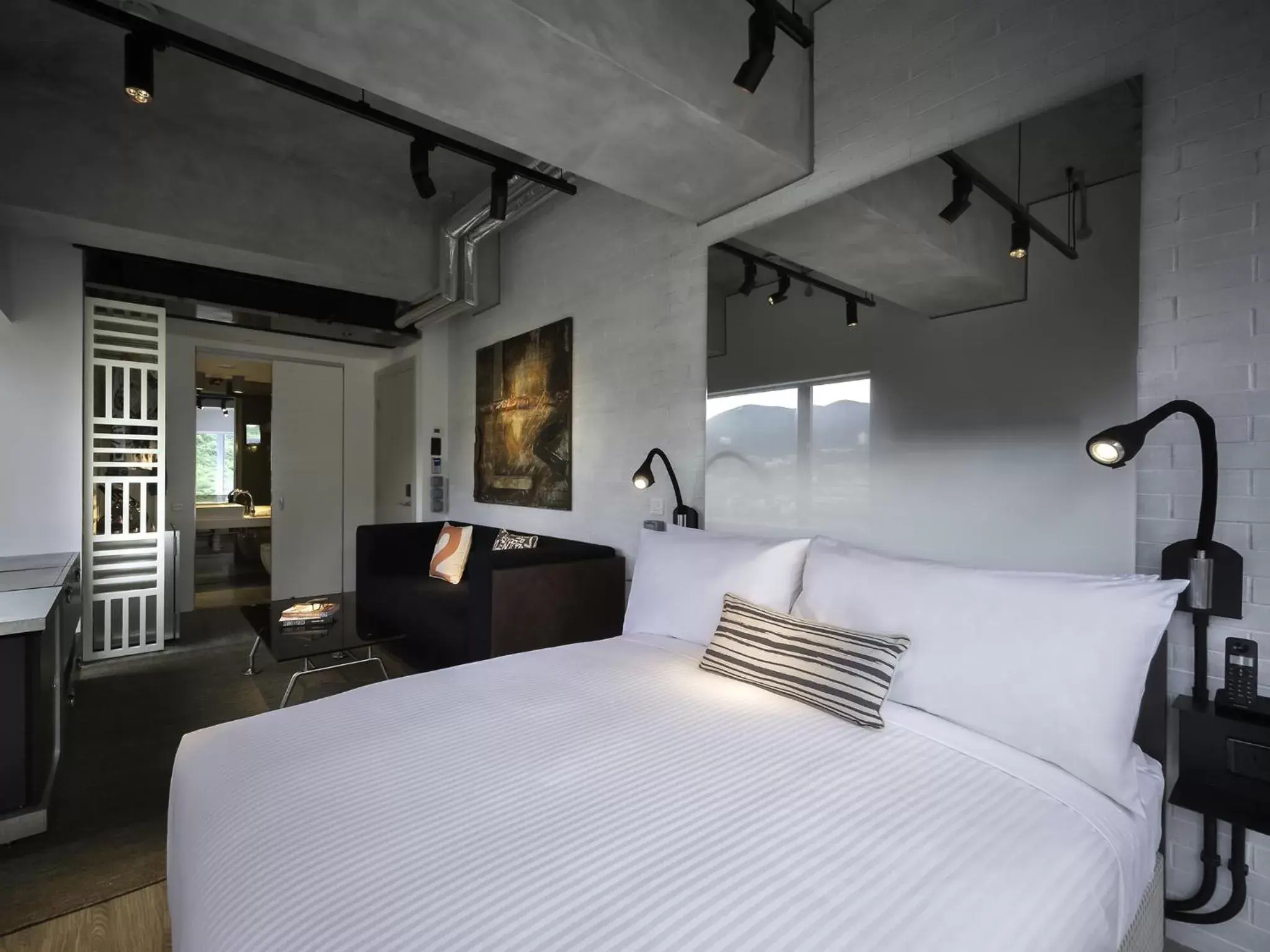 Corner Deluxe Queen Room in Ovolo Southside Corner Deluxe Queen Room in Ovolo Southside