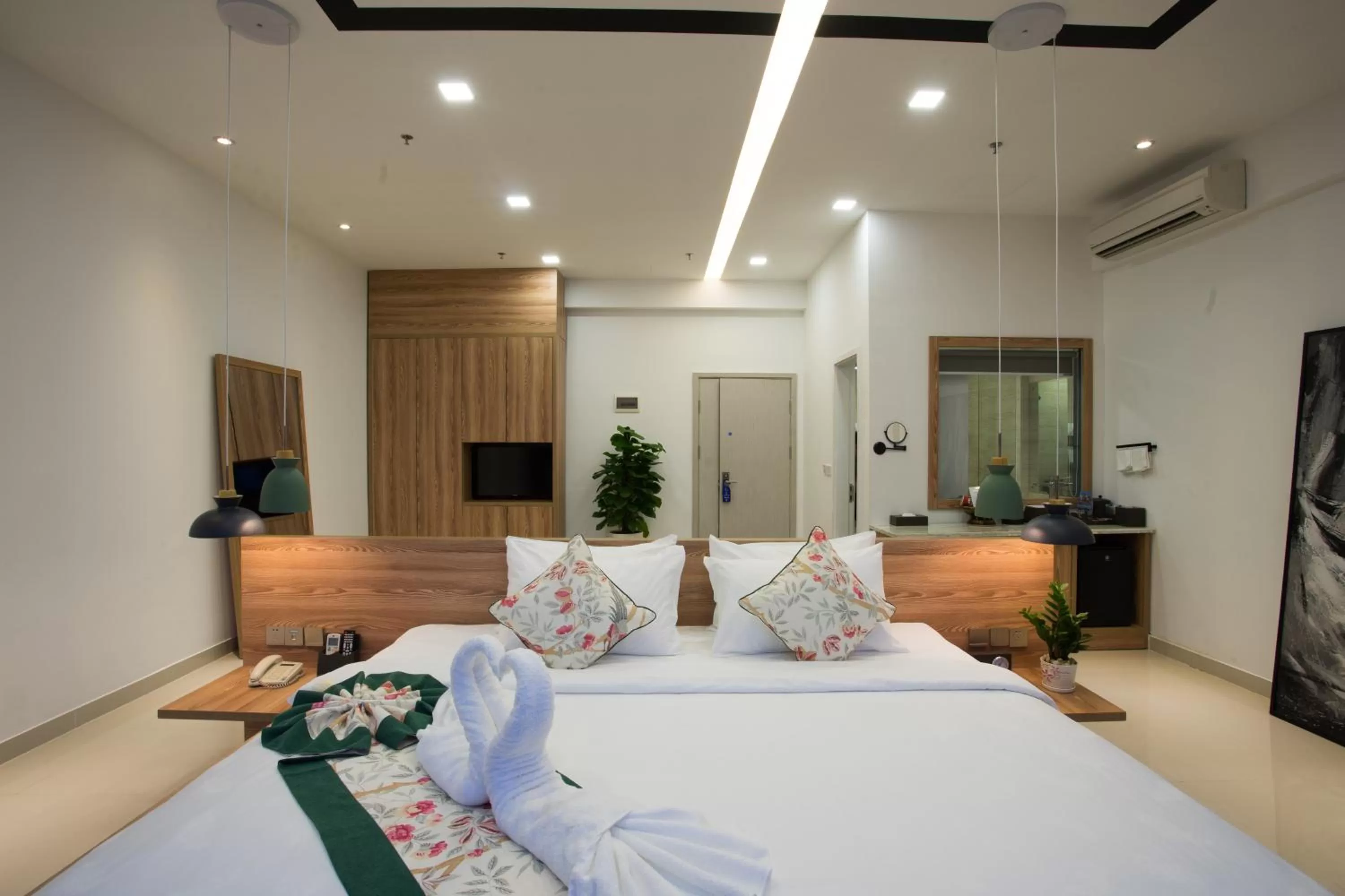 Bathroom, Bed in The Snowbell Hotel & Spa at The Bridge